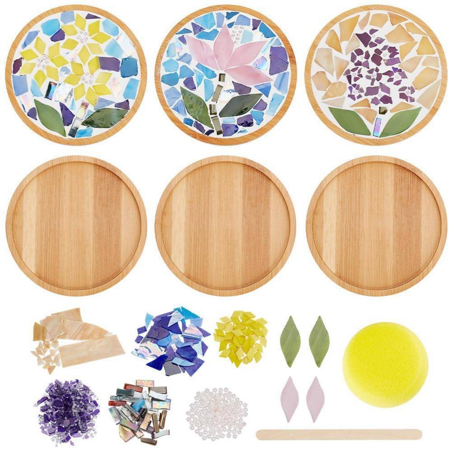 Satz aus drei runden Mosaikhandwerk-Untersetzer mit Blumenmustern, mit drei leeren Holzbasen und sortierten farbigen Glasteilchen, Blättern, Perlen und Werkzeugen zum Zusammenbauen.