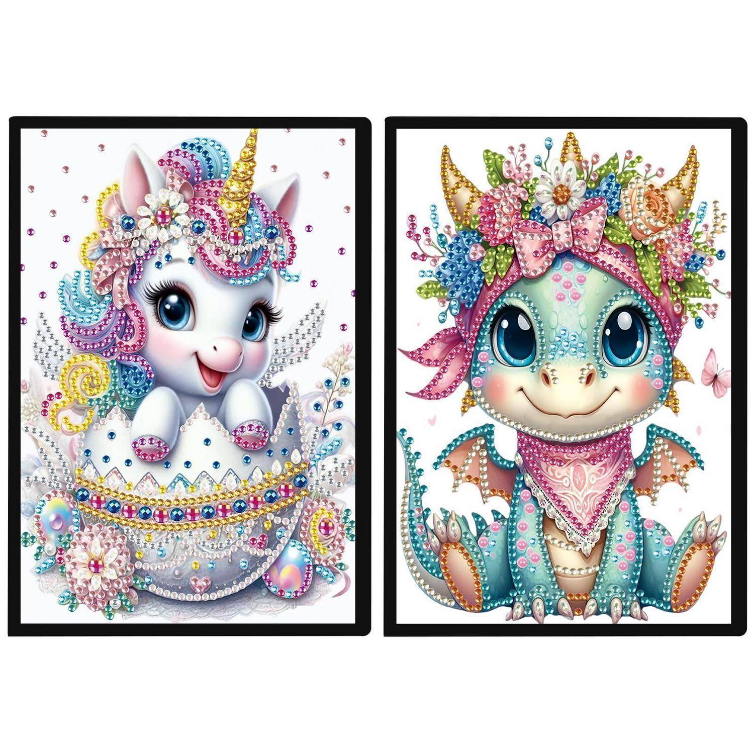 Zwei juwelenbesetzte Cartoon-Baby-Einhorn- und Drachenfiguren in Rahmen, jeweils verziert mit Pastelledelsteinen und Blumen.