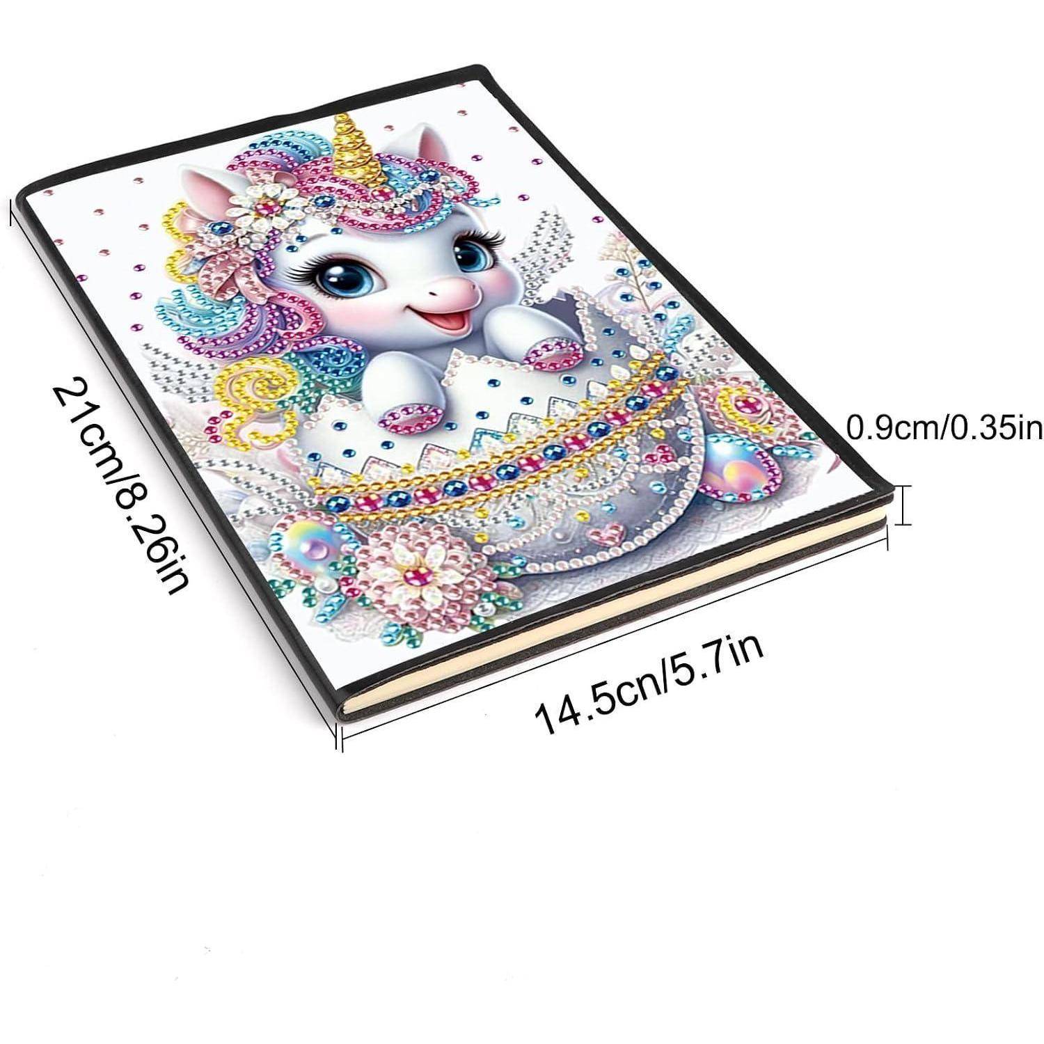 Ein Diamond-Painting-Notizbuch mit Einhorncover, perspektivisch dargestellt mit beschrifteten Abmessungen von 21 cm x 14,5 cm x 0,9 cm.