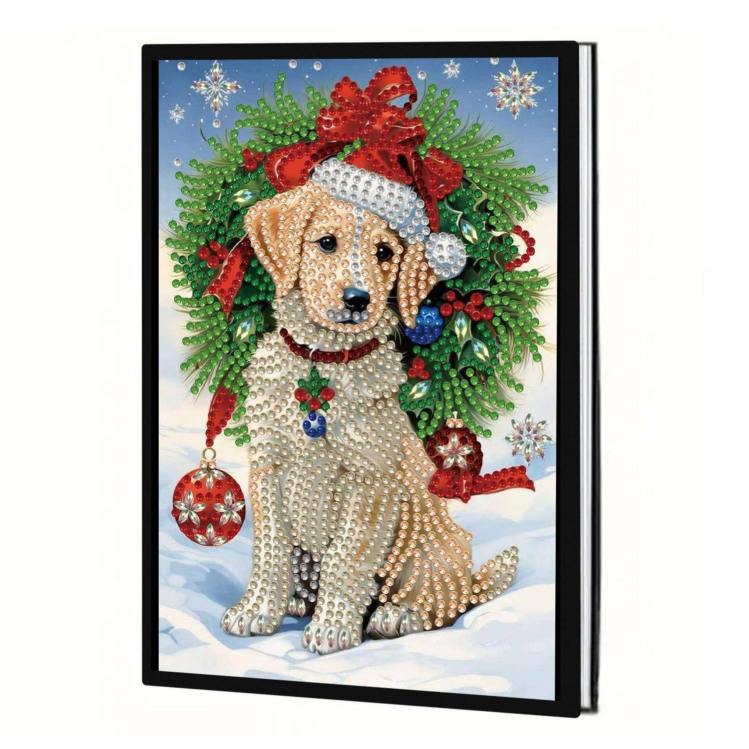 Rahmte Diamantkunst eines Labrador-Welpen, der einen Weihnachtsman-Hut und einen Kranz trägt, im Schnee sitzend mit Weihnachtskugeln und Schneeflocken.