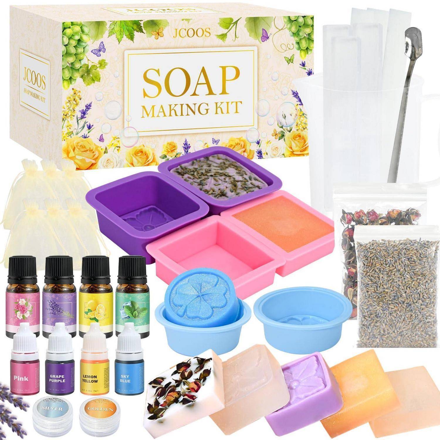 Seifenherstellungsset mit floralem Verpackungsdesign, Silikonformen, Duft-/Farbflaschen, getrocknete Botanicals, Utensilien und fertige Seifenriegel/Komponenten.