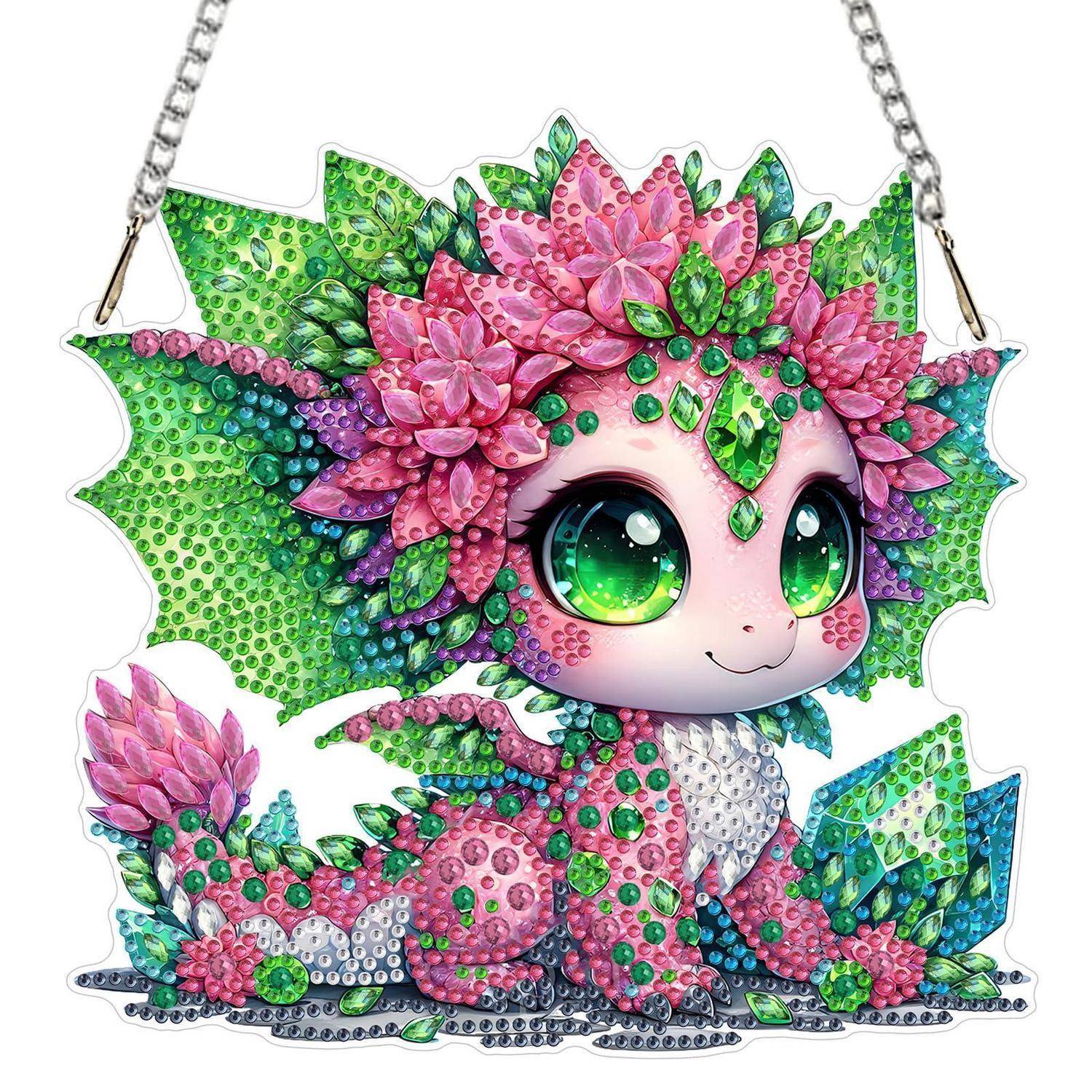 Bunte Illustration mit Schmucksteinen eines niedlichen rosafarbenen drachenähnlichen Charakters mit grünen Flügeln und blumigem Kopfschmuck, posiert als hängende Anhänger-Verzierung.
