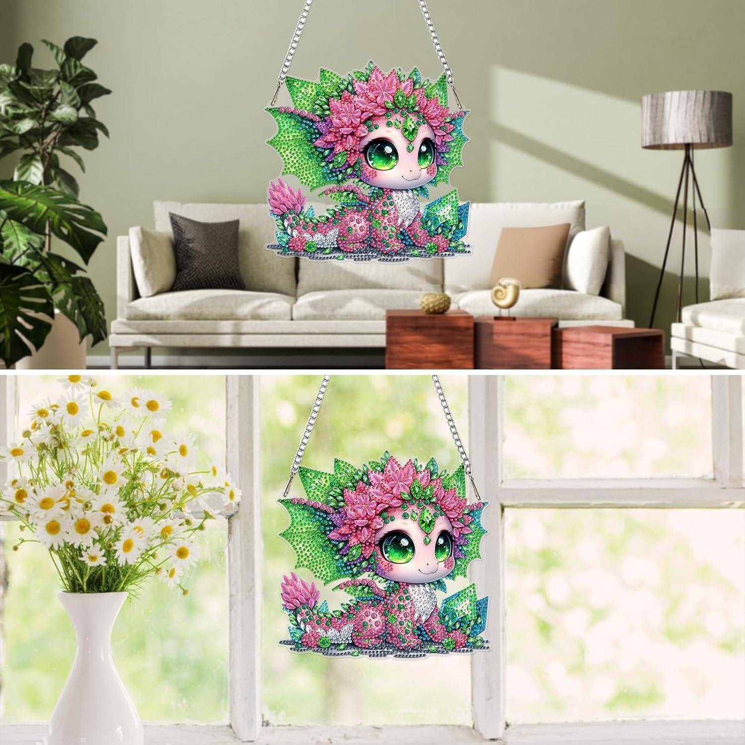 Ein dekoratives hängendes blumiges Cartoon-Wesen-Ornament wird in einer hellen Wohnzimmer- und Fensterszene gezeigt, das an Ketten über Möbeln aufgehängt ist.