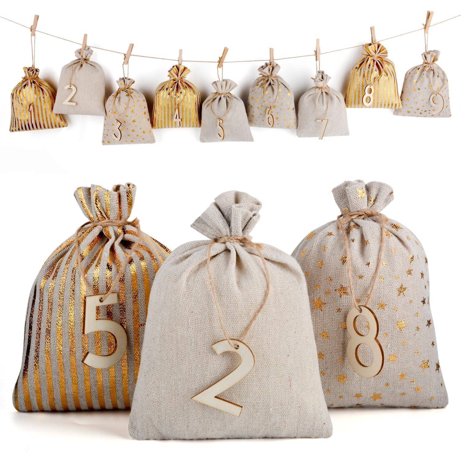 Dekoratives Adventskalender-Set mit 8 nummerierten Stoffgeschenktüten in Beige und Gold, aufgehängt an einer Schnur und in Nahaufnahme gezeigt.