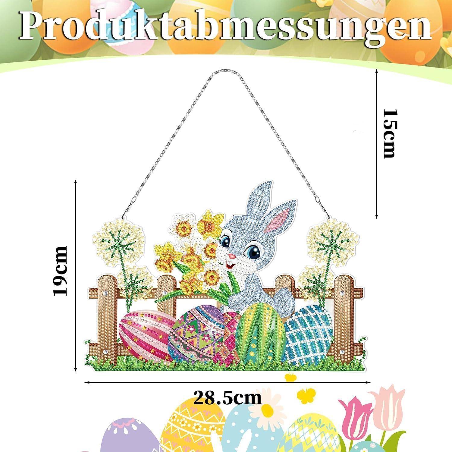 Produktmaße für eine Oster-Hasendekoration: 28,5 cm breit, 19 cm hoch, mit einer 15 cm langen Aufhängekette.