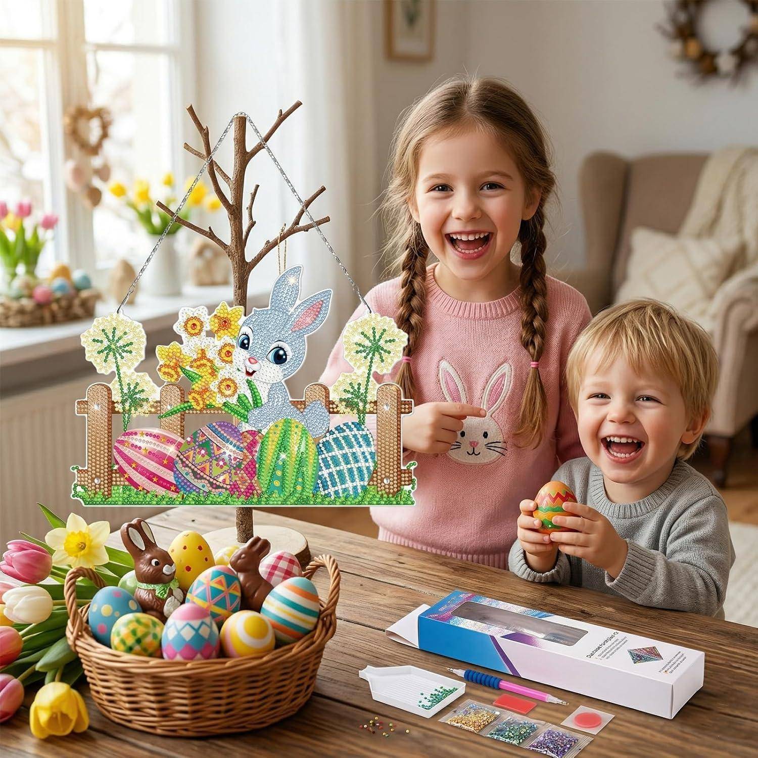 Zwei lächelnde Kinder an einem Tisch mit Ostereibastelarbeiten und Dekorationen, einschließlich eines Korbs mit bemalten Eiern und einer Hasenausstellung.