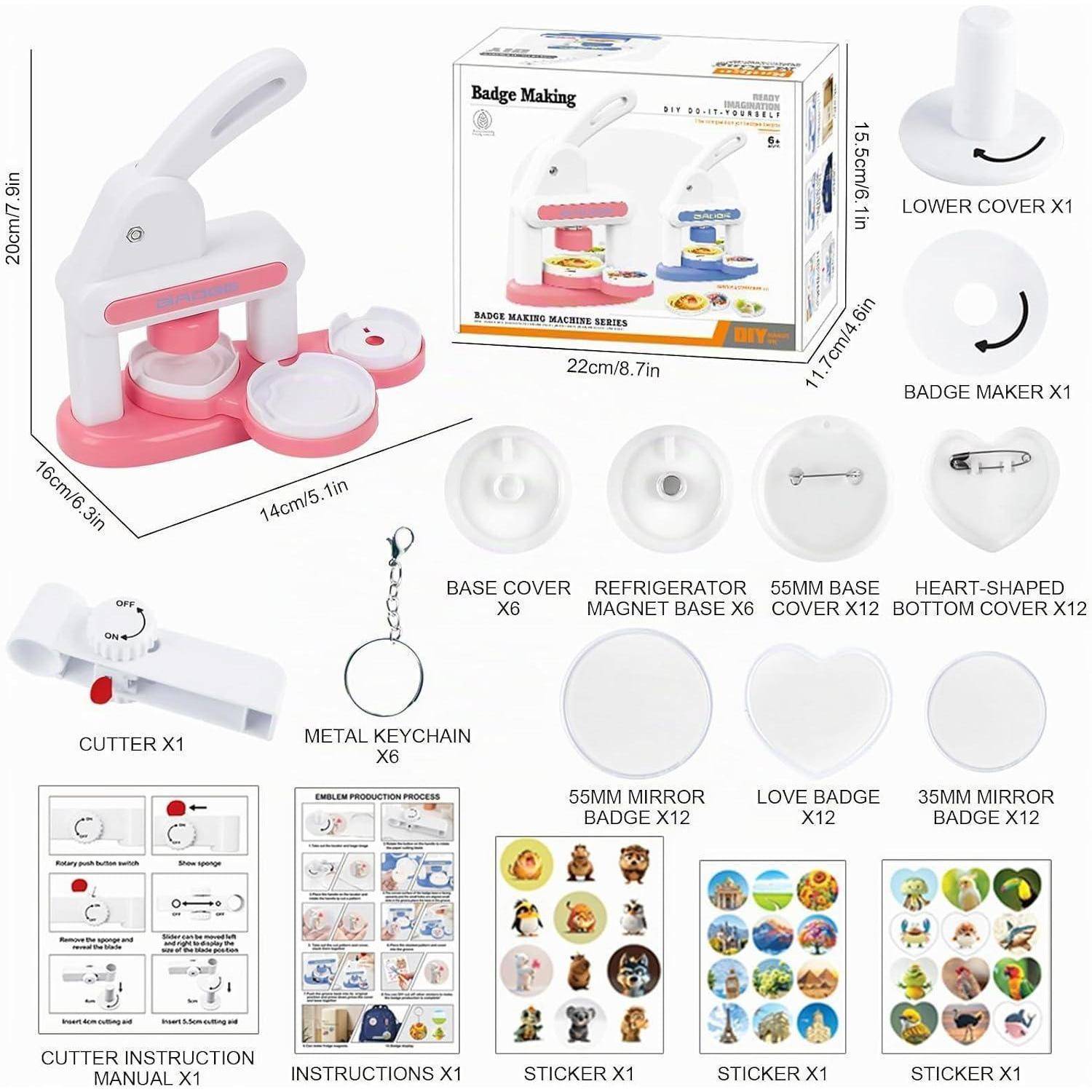 Produktdiagramm mit einem rosa-weißen Anstecker-Hersteller-Set mit Abmessungen, Schachtel, enthaltenen Teilen, Schneidewerkzeugen, Schlüsselanhängern und Beispiel-Anstecker-/Aufkleber-Designs.