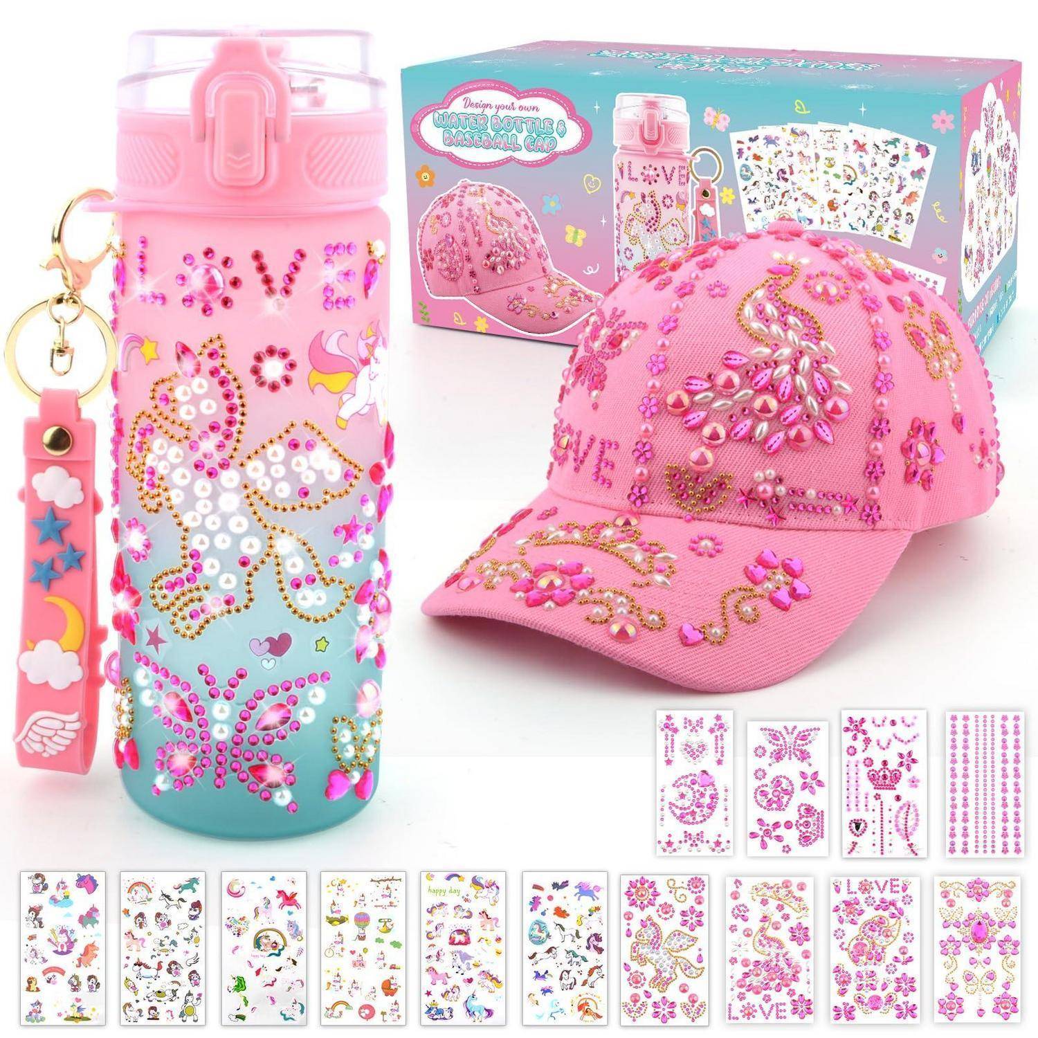 Rosa Bastelset für Kinder mit einer dekorierten Wasserflasche, glitzernder Baseballkappe und verschiedenen Aufklebersheets mit Einhörner und Schmetterlingen in einer Geschenkbox.