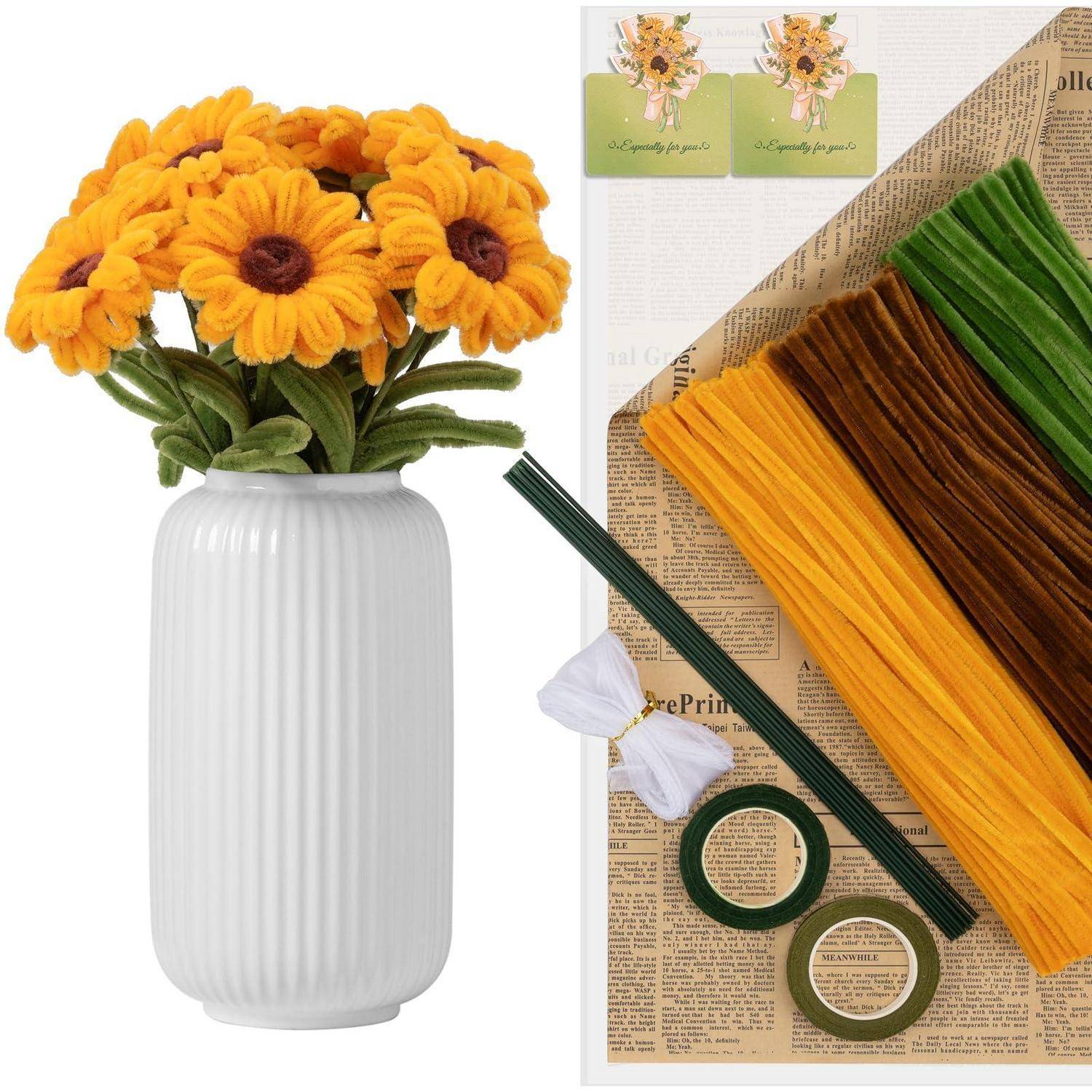 Weiße gerippte Vase mit orangefarbenen künstlichen Blumen und ein Bastelset aus farbigen Stielen, Klebeband und Verpackungsmaterialien auf der rechten Seite.
