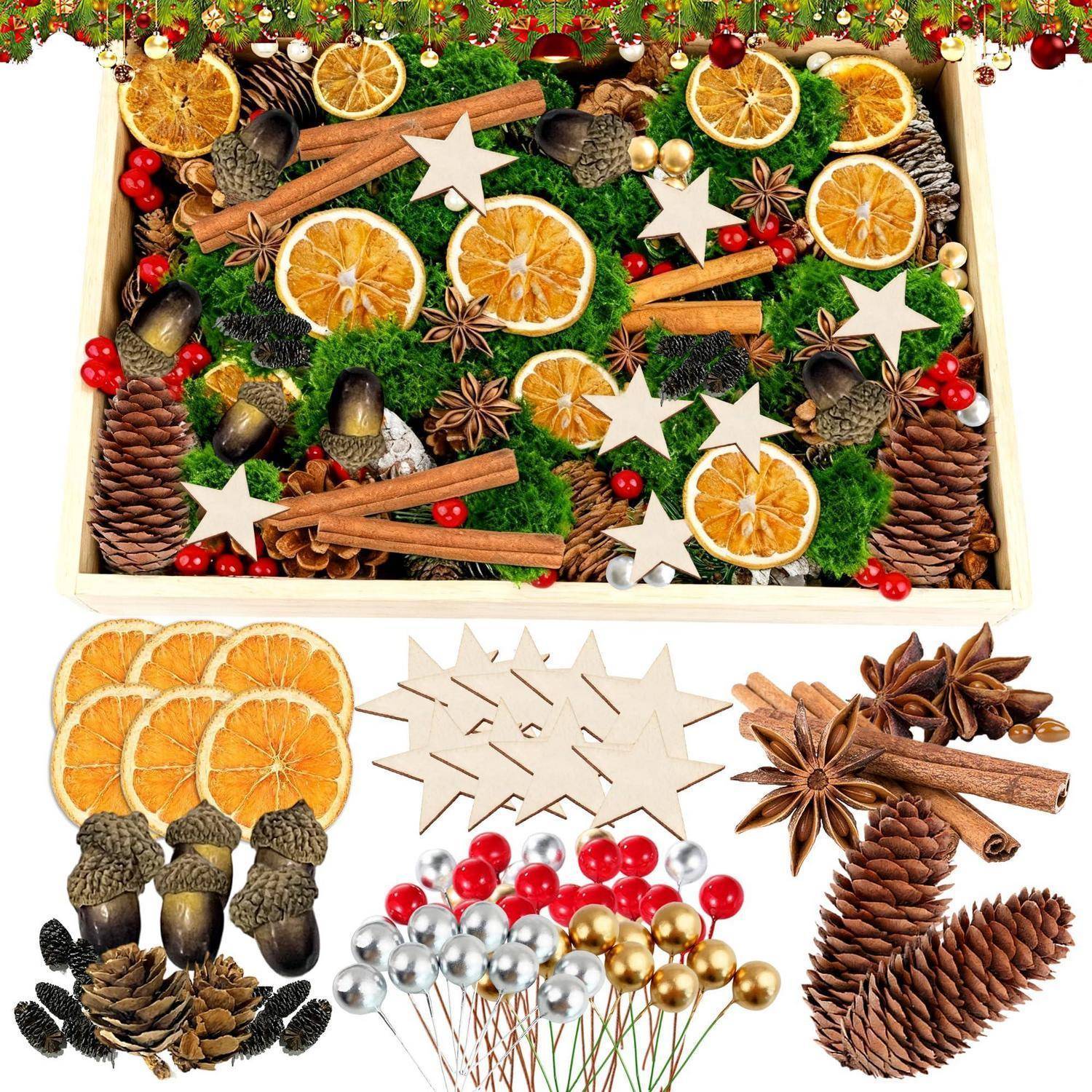 Weihnachtlich dekoratives Arrangement mit getrockneten Orangenscheiben, Zimtstangen, Sternausschnitten, Tannenzapfen, Weihnachtskugeln und Beeren in einer Geschenkbox, mit Materialien darunter abgebildet.