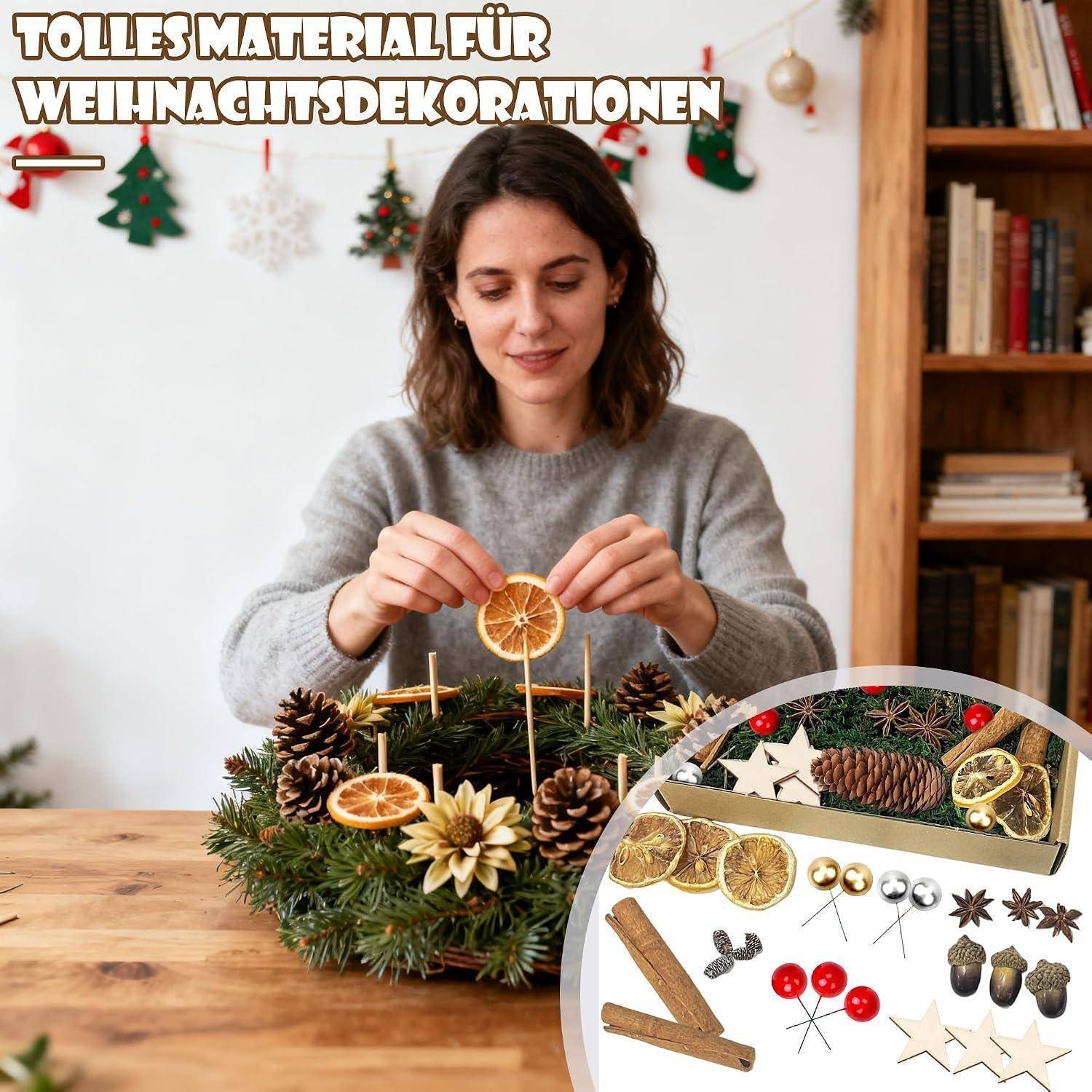 Eine Frau bastelt einen Weihnachtskranz mit getrockneten Orangenscheiben, Tannenzapfen und Kerzen an einem Tisch; eine Einfügung zeigt die benötigten Bastelmaterialien.