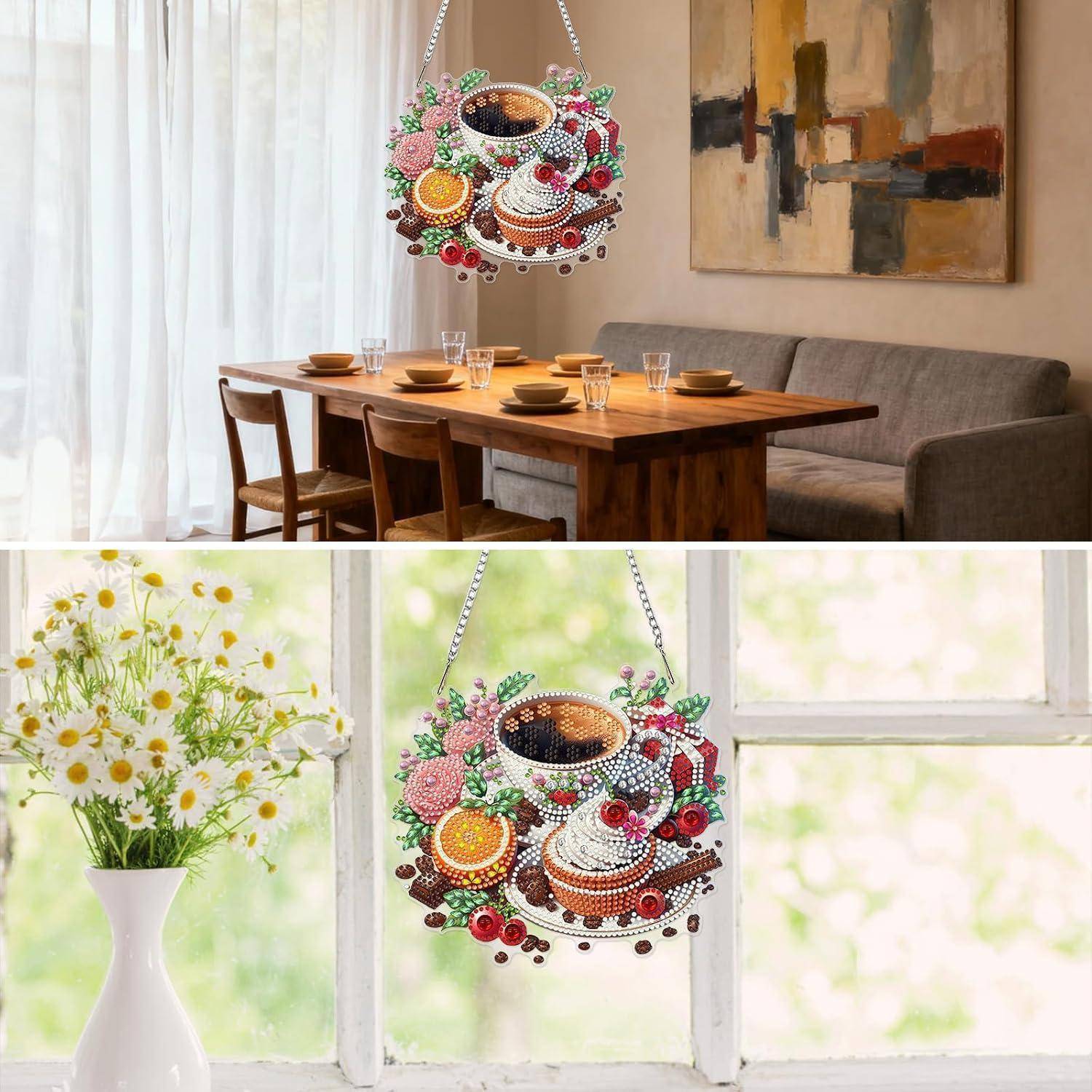 Hängender Perlenornament in Form eines Kaffee- und Dessert-Tabletts, das über einem Esstisch und neben einem Fenster mit Blumen gezeigt wird.