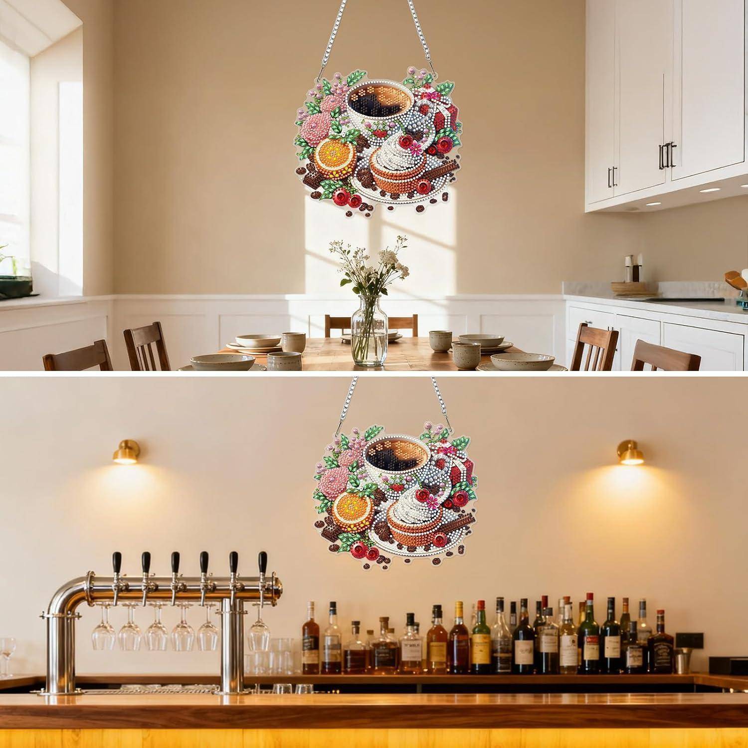 Geteiltes Bild, das das gleiche bunte hängende Kaffee- und Dessert-Gesteck über einem Esstisch in einer hellen Küche oben und über einer Hausbar in einem warm beleuchteten Raum unten zeigt.