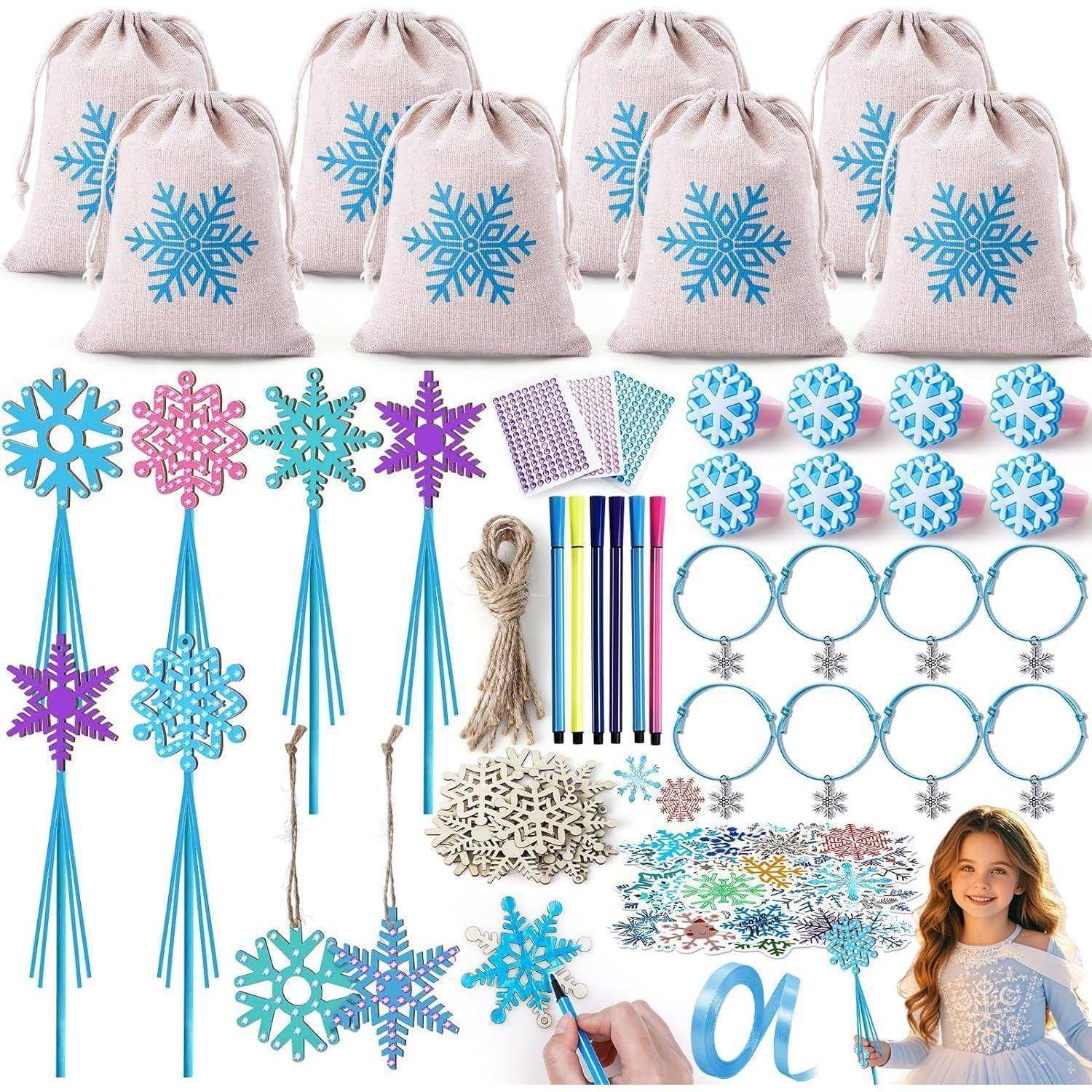 Ein gefrorenes Thema Party Handwerk Set mit Schneeflocken Geschenktüten, Papierschneeflocken, hängenden Dekorationen, Kuchendekoren, Armbändern, Aufklebern, Bändern, Stiften, Schnur und einem Mädchen, das einen Schneeflocken-Zauberstab hält.