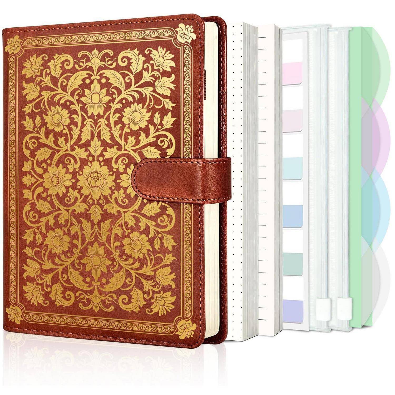 Eleganter brauner Lederplaner oder Organizer mit Riemenverschluss, aufgeklappt gezeigt mit beschrifteten Registerblättern und pastellfarbenen Seiten sichtbar.