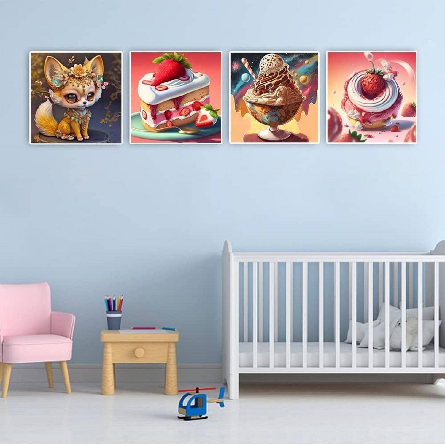 Kinderzimmer mit weißem Babybett, rosafarbenem Stuhl, kleinem Tisch, Spielzeug auf dem Boden und vier bunten gerahmten Dessert- und Tierdruken an einer blauen Wand.