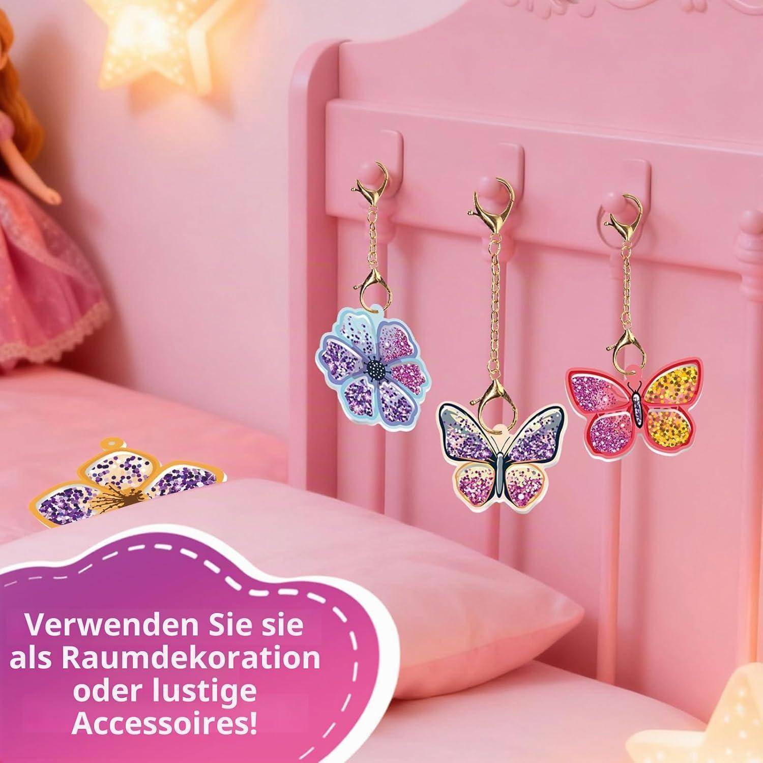 Rosa Schlafzimmerszenerie mit drei Schmetterlingsanhängern, die an einem Bettrahmen hängen, und eine deutsche Bildunterschrift: „Nutze sie als Raumdekoration oder lustige Accessoires!