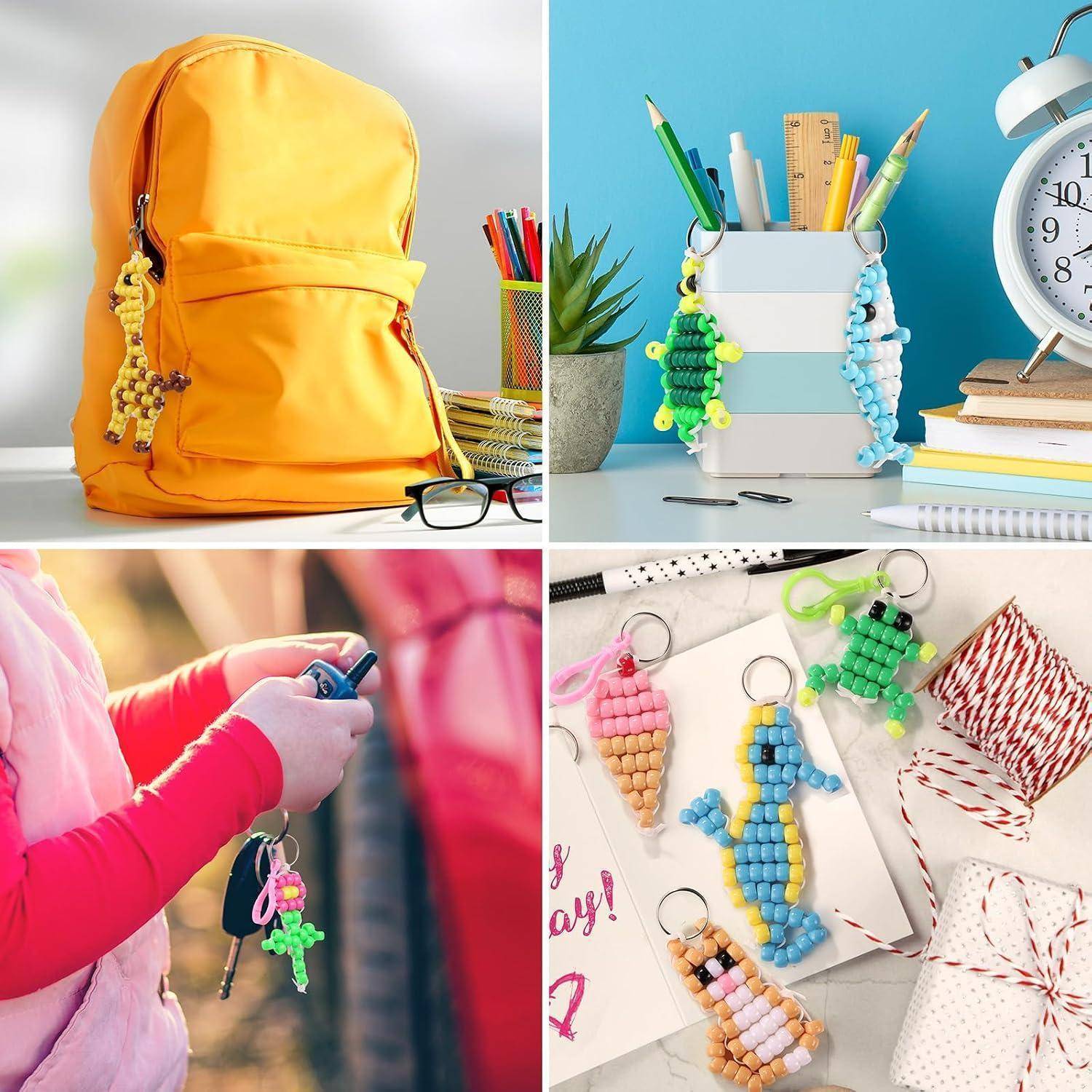 Collage mit farbenfrohen Perlen-Schlüsselanhänger-Charms, die an Rucksäcken befestigt sind, ein Schreibtisch-Organizer und eine Person, die Schlüssel mit einem Charm hält.