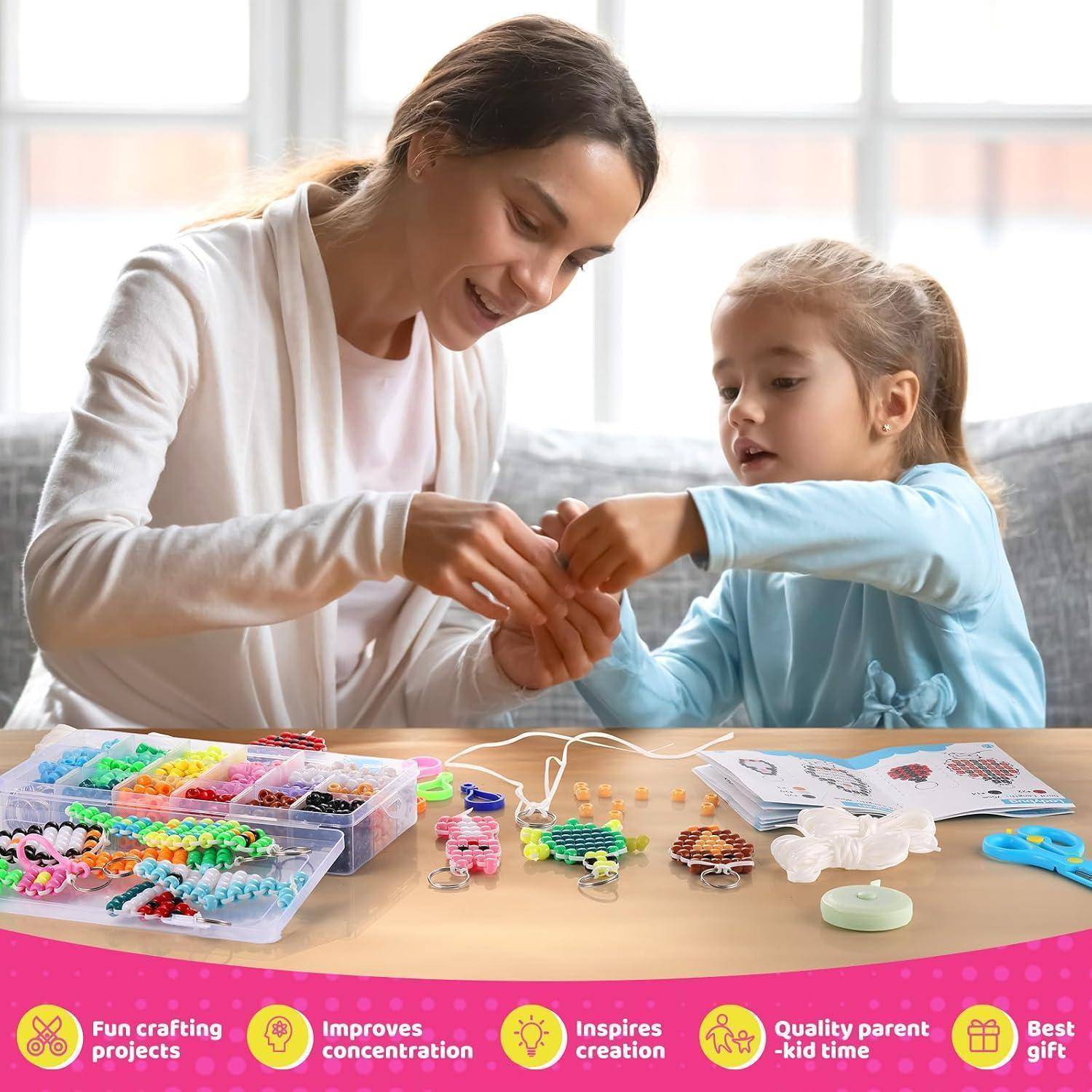 Mutter und kleine Tochter basteln zusammen mit Perlen an einem Tisch, mit einem Perlen-Set und einem Banner mit 
