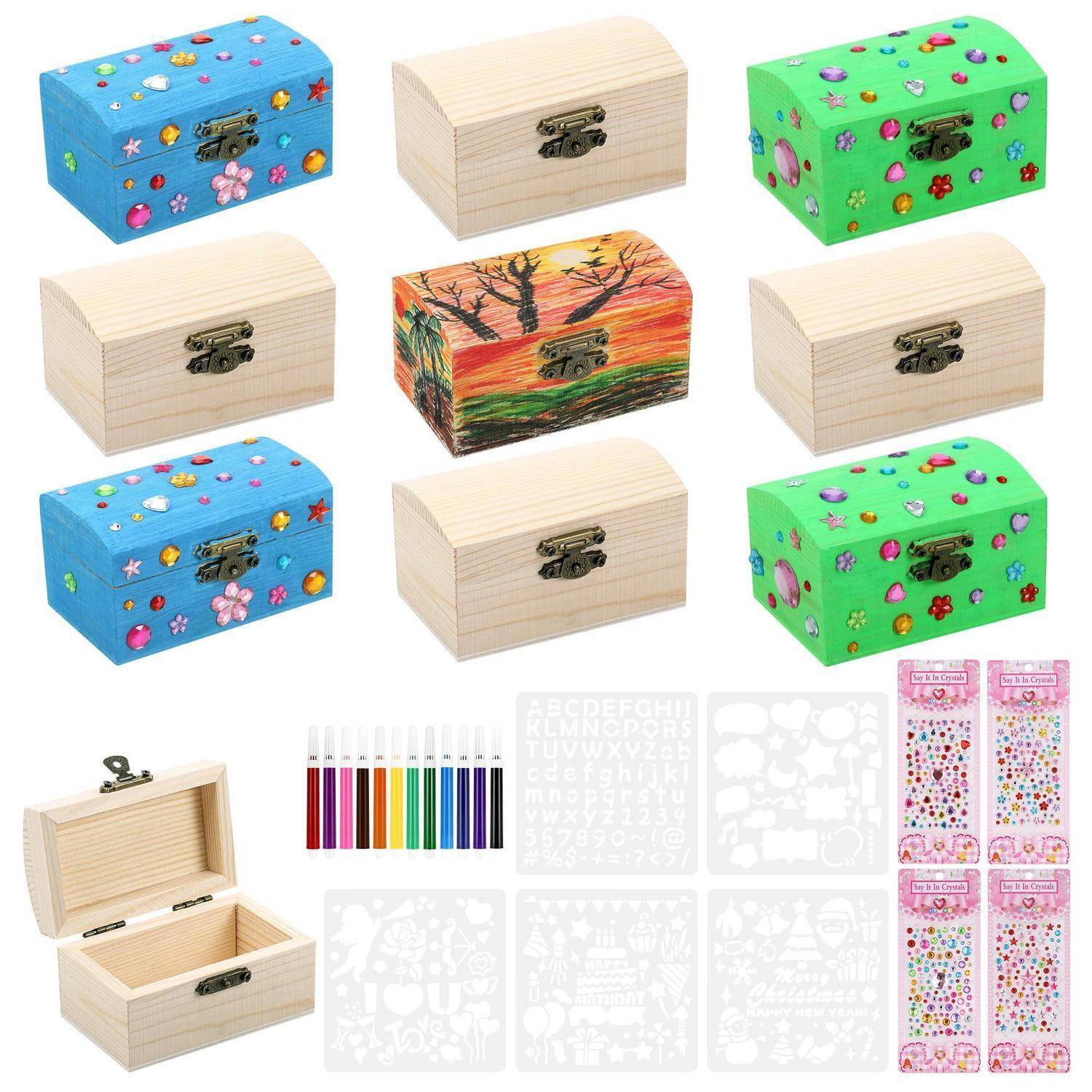 Collage aus unvollendeten Holz-Andenkenboxen, einige mit farbenfrohen Mustern bemalt, plus eine offene Box und Handwerk-Aufkleberbogen zum Dekorieren.