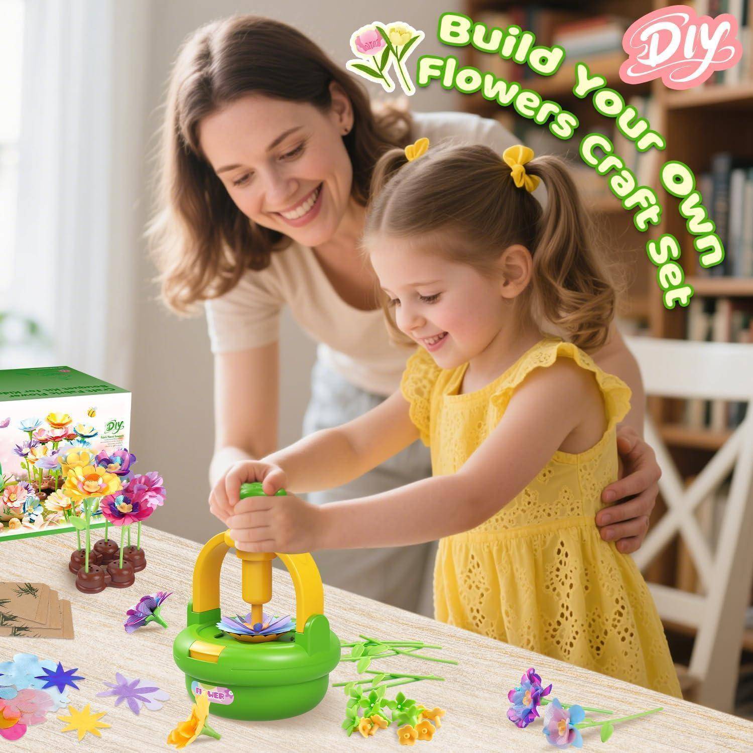 Lächelnde Mutter hilft jungem Mädchen, ein DIY-Blumenbastelsset zu verwenden, um bunte Papierblumen auf einem Tisch herzustellen, mit der angezeigten Produktschachtel.