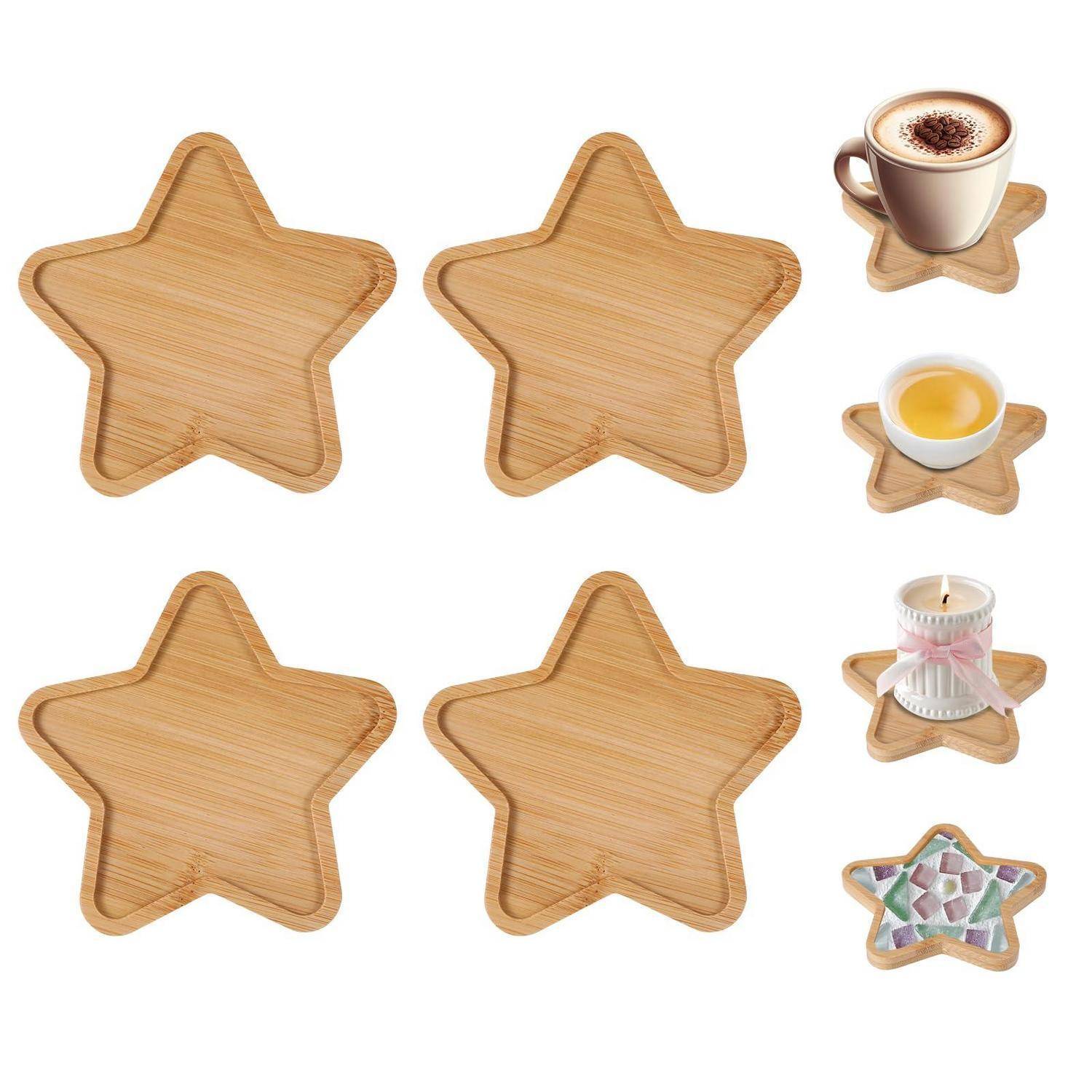 Set von bambusfarbigen sternförmigen Tablett; die Beispiele auf der rechten Seite zeigen sie mit einer Tasse, einer kleinen Schale, einem Kerzenglassbearer und bunten Bonbons.