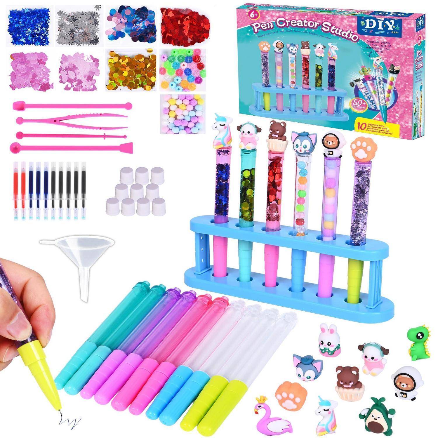 DIY-Stiftkreator-Set mit Glitter, Perlen, Tintenpatronen und Charaktertopper, gezeigt mit einem Ständer, der dekorierte Stifte hält, und einem Kind, das mit einem schreibt.