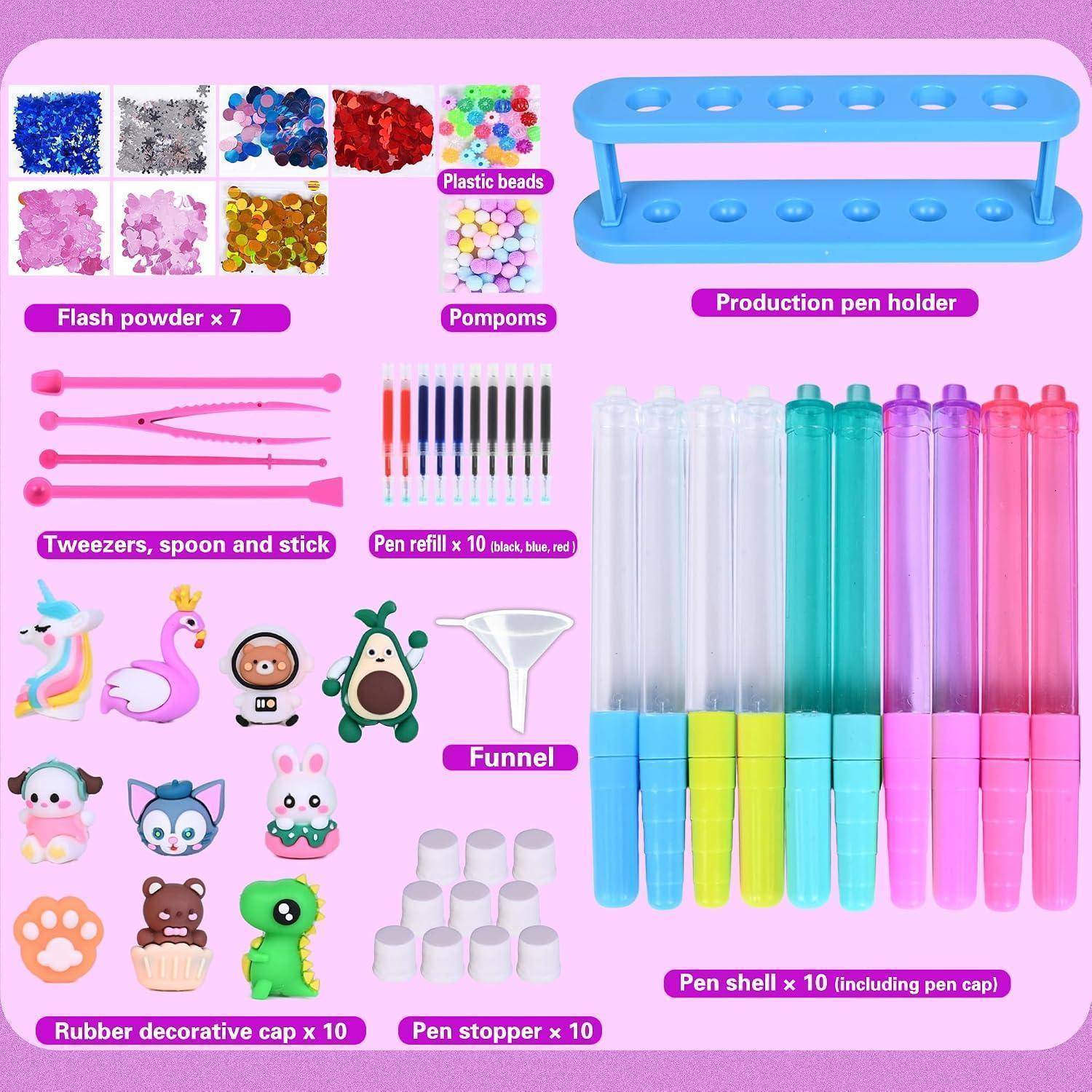 Rosafarbene Produktcollage mit einem blauen Produktionsstifthalter und nachfüllbaren durchsichtigen Stiftschalen mit farbigen Kappen, sowie enthaltenes Zubehör: Glitzerstaub, Pompons, Pinzette, Stifte, Trichter, dekorative Kappen und Verschlüsse.