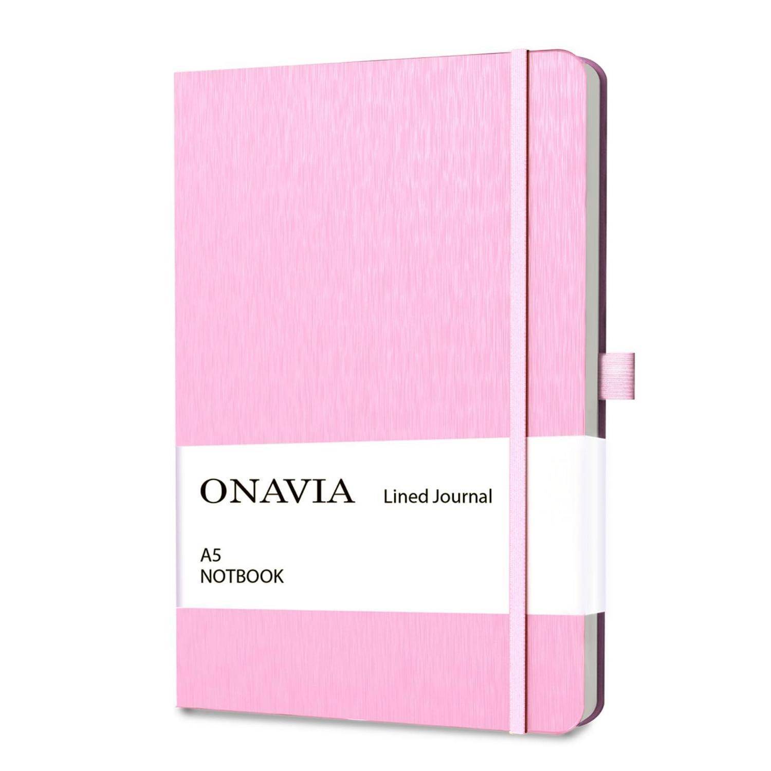 Pink Onavia A5 liniertes Notizbuch mit Gummibandverschluss und Lesezeichen, gezeigt mit Vorderseite in weißem Verpackungsband.