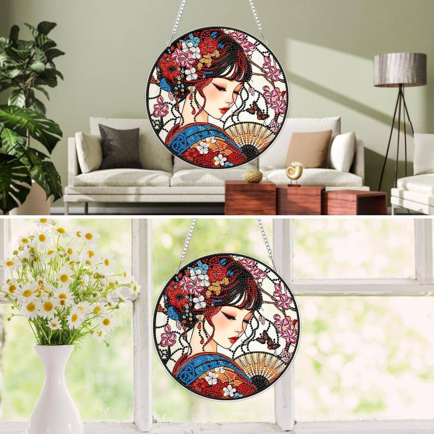 Dekorative hängende runde Mosaik-Kunstwerke einer Frau mit Blumen und einem Fächer, gezeigt in einem Wohnzimmer und bei einem hellen Fenster.