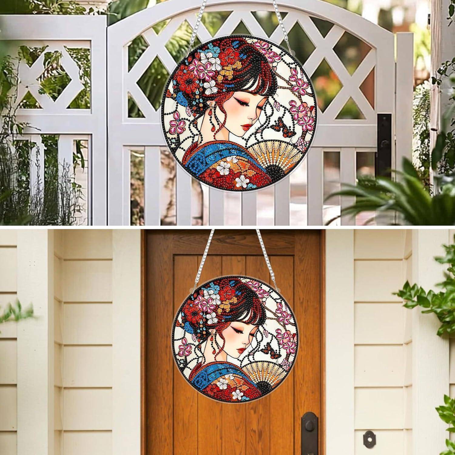 Rundes dekoratives Mosaik eines Geisha-Gesichts in Rot und Blau, das auf einem Tor auf dem oberen Foto angebracht ist und an einer Holztür auf dem unteren Foto hängt.