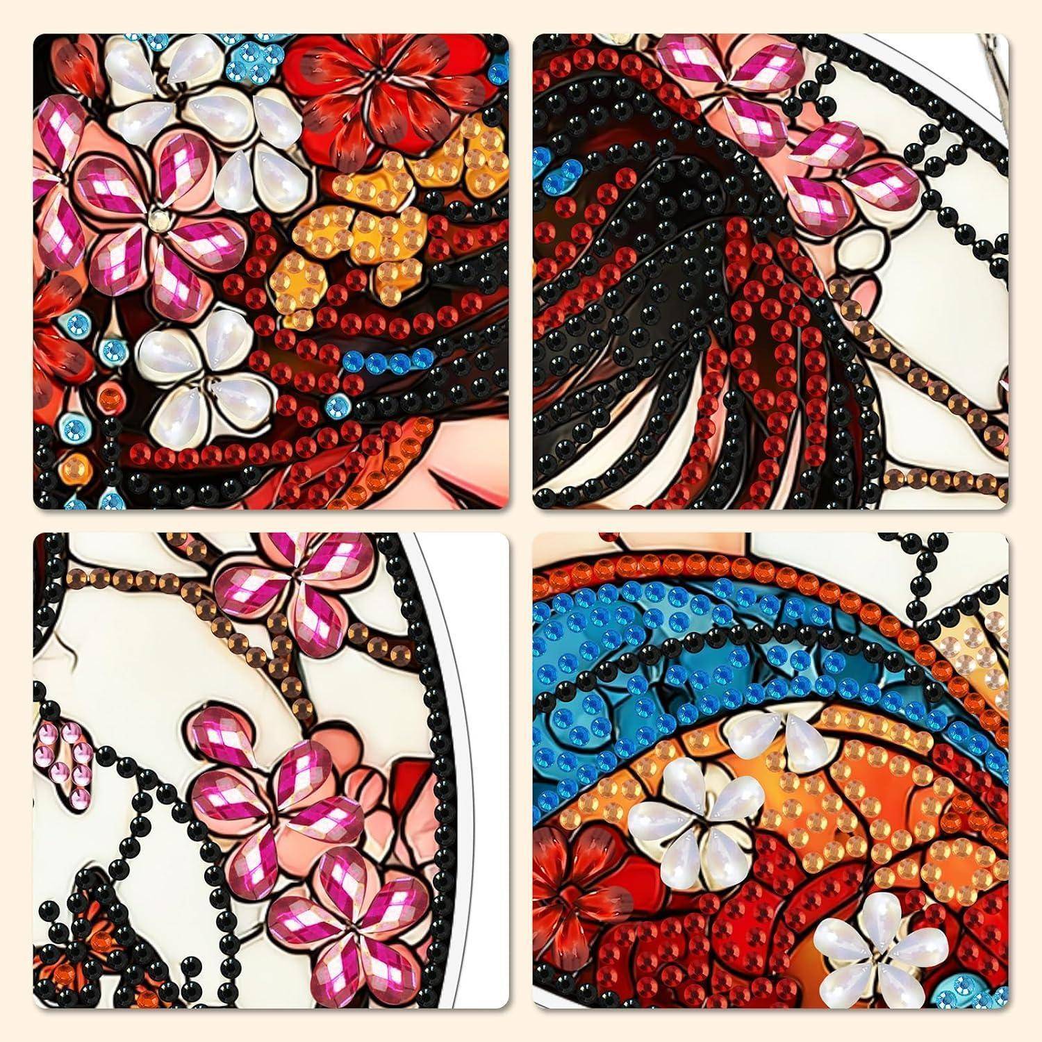 Vier dekorative, mosaikähnliche Paneele zeigen bunte Blumen und fließende perlenähnliche Muster in Rosa, Rot, Blau, Orange und Schwarz.