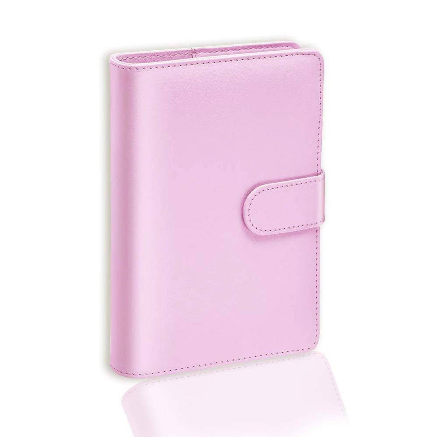 Rosa Planungsbuch- oder Notizbuch-Umschlag im Leder-Look mit Druckknopfverschluss, geschlossen auf weißem Hintergrund dargestellt.