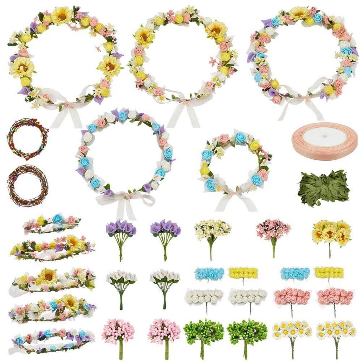 Gezeigte Bastelmaterialien: fünf Blumenkranz-Reifen, zwei kleine Zweigkränze, Stoffband-Rolle, Blätter und verschiedene Bündel aus künstlichen Blumen in mehreren Farben.