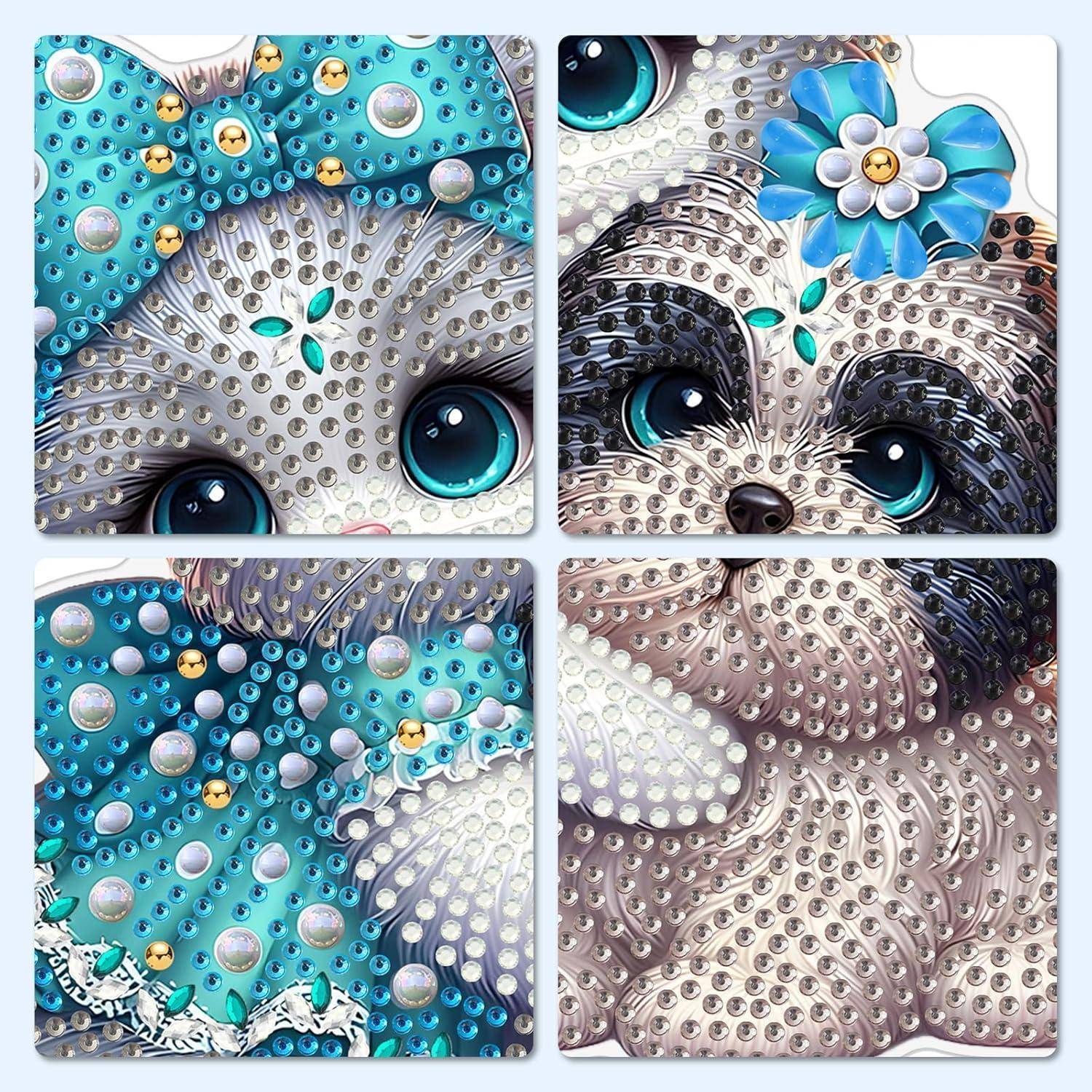 Vier Nahaufnahmen von Gesichtern von Schmuck-Tieren, wahrscheinlich Hunde- oder Katzen-Kunstwerke, dekoriert mit Strass und leuchtend blauen Akzenten.