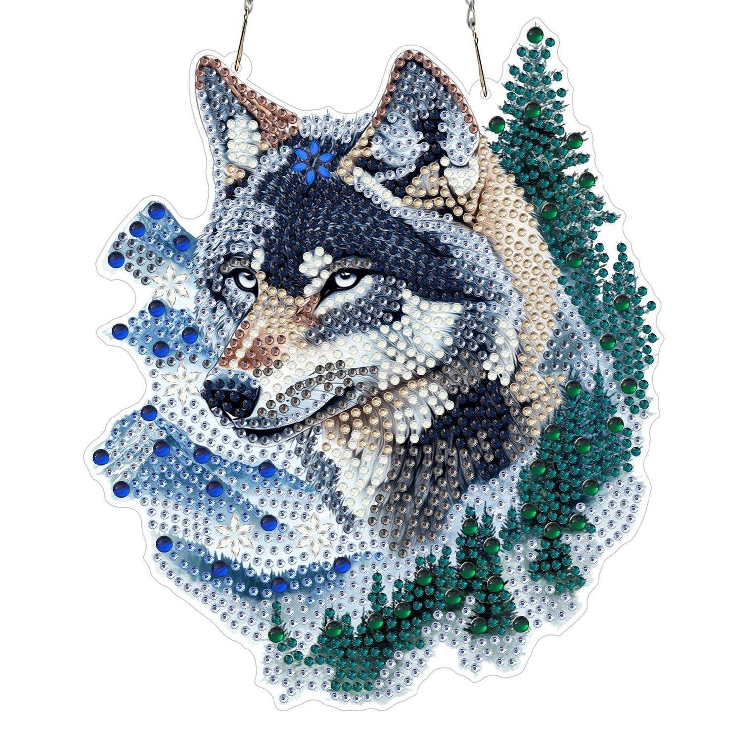 Verzierter Wolfskopf-Anhänger mit blauen und grünen Akzenten, gezeigt hängend an einer Schnur auf weißem Hintergrund.