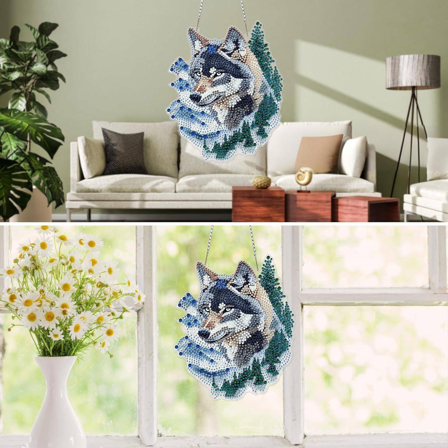 Wandbehang mit Perlen in Wolfsform, der in Innenräumen gezeigt wird, hängend im Wohnzimmer und neben einem hellen Fenster mit Blumen.