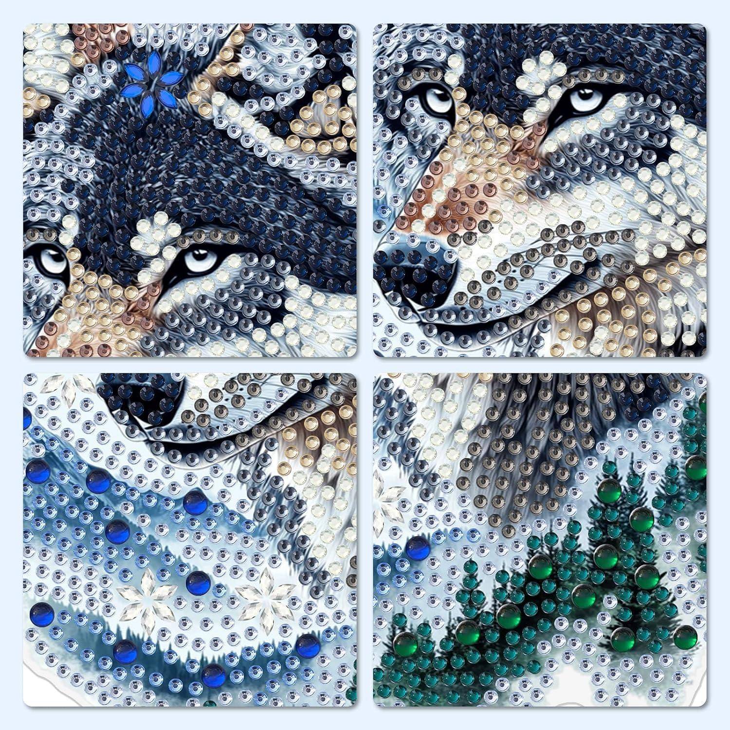 Vierteilige Nahaufnahme einer geschmückten Wolfkunstwerk, zeigt das Wolfsgesicht, blaue Akzente und grüne Kiefernbäume aus funkelnden Steinen.