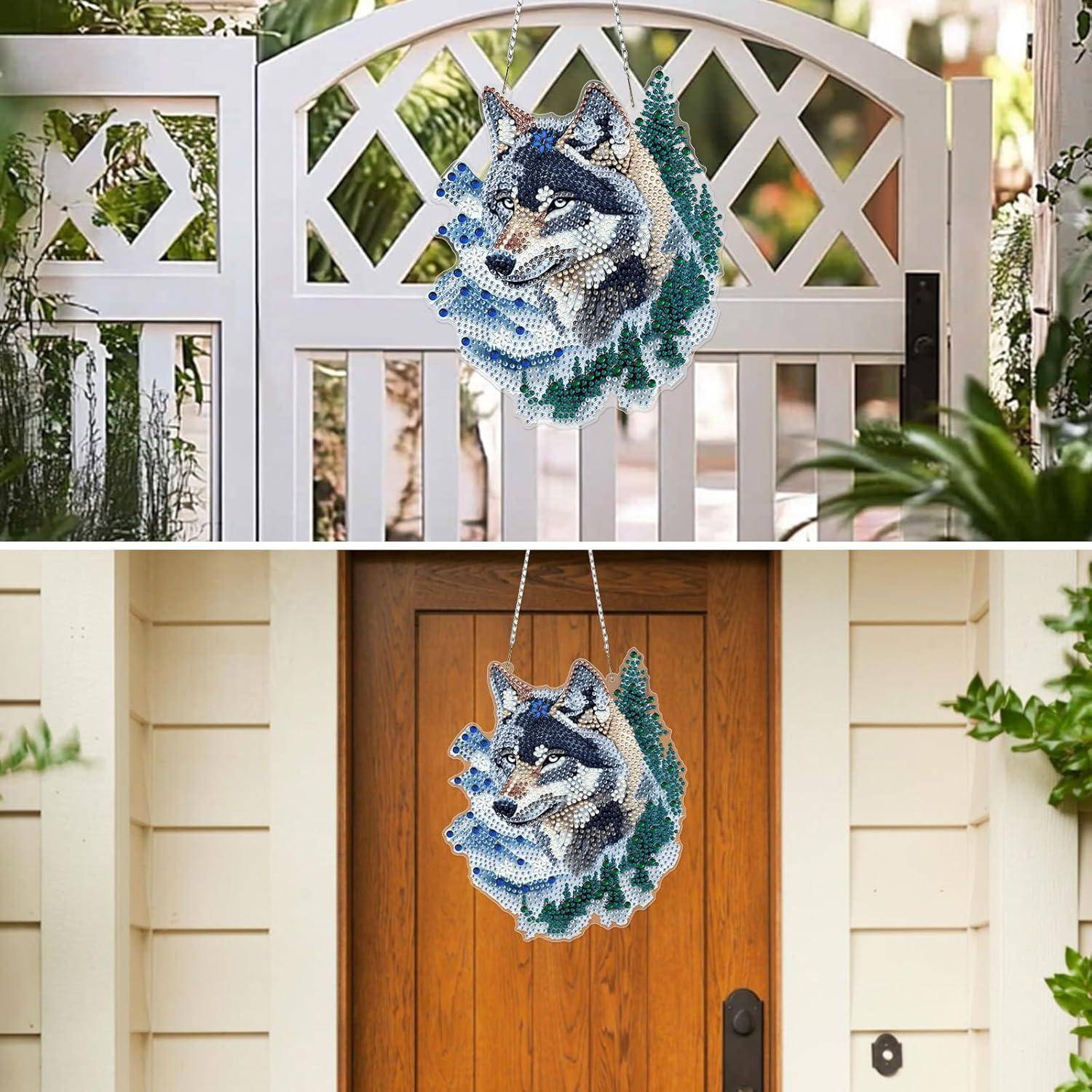 Ein Wolfsornament aus Perlen hängt auf einem weißen Spalier über einem Tor und an einer Haustür, gezeigt in zwei Außeneinstellungen des Hauses.