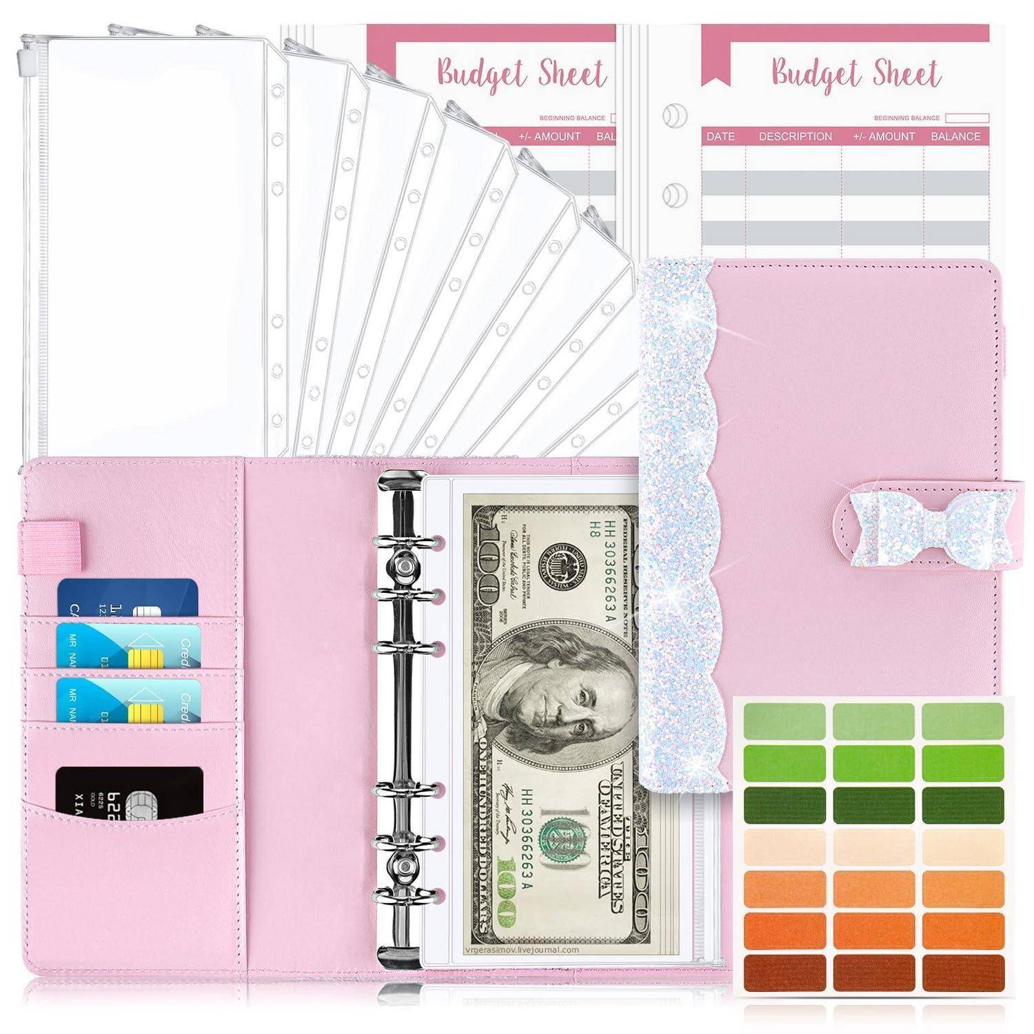 Rosa Budget-Ordner mit Trennblättern, Budget-Blättern, Kartenfächern, Geldtasche und farbcodierten Etiketten zur Organisation der Finanzen.