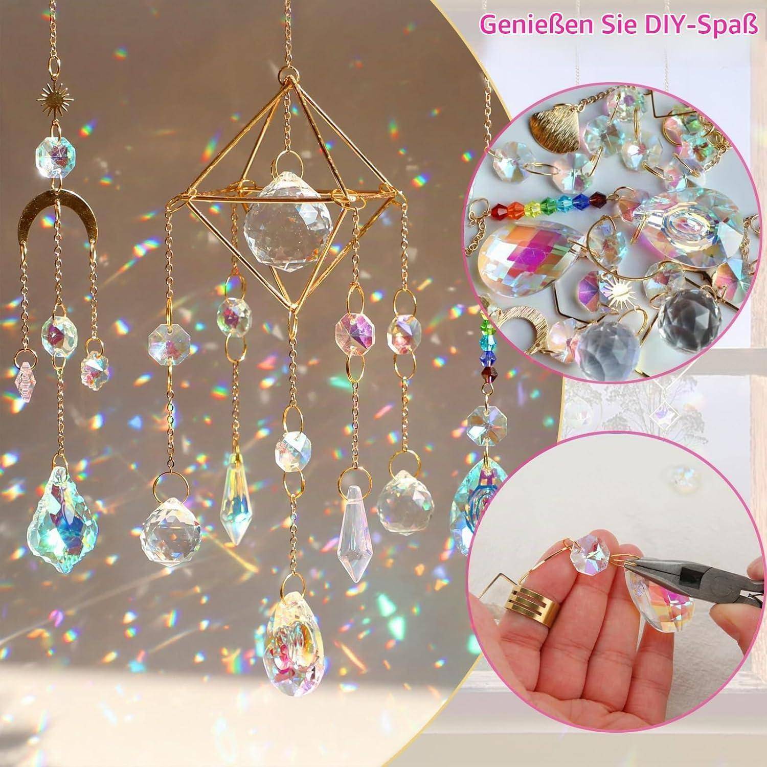 DIY-Kristall-Sonnenfänger mit hängenden Prismen, die Regenbogenreflexionen werfen; Ausschnitt zeigt enthaltene Perlen und Hände beim Zusammenbau eines davon.