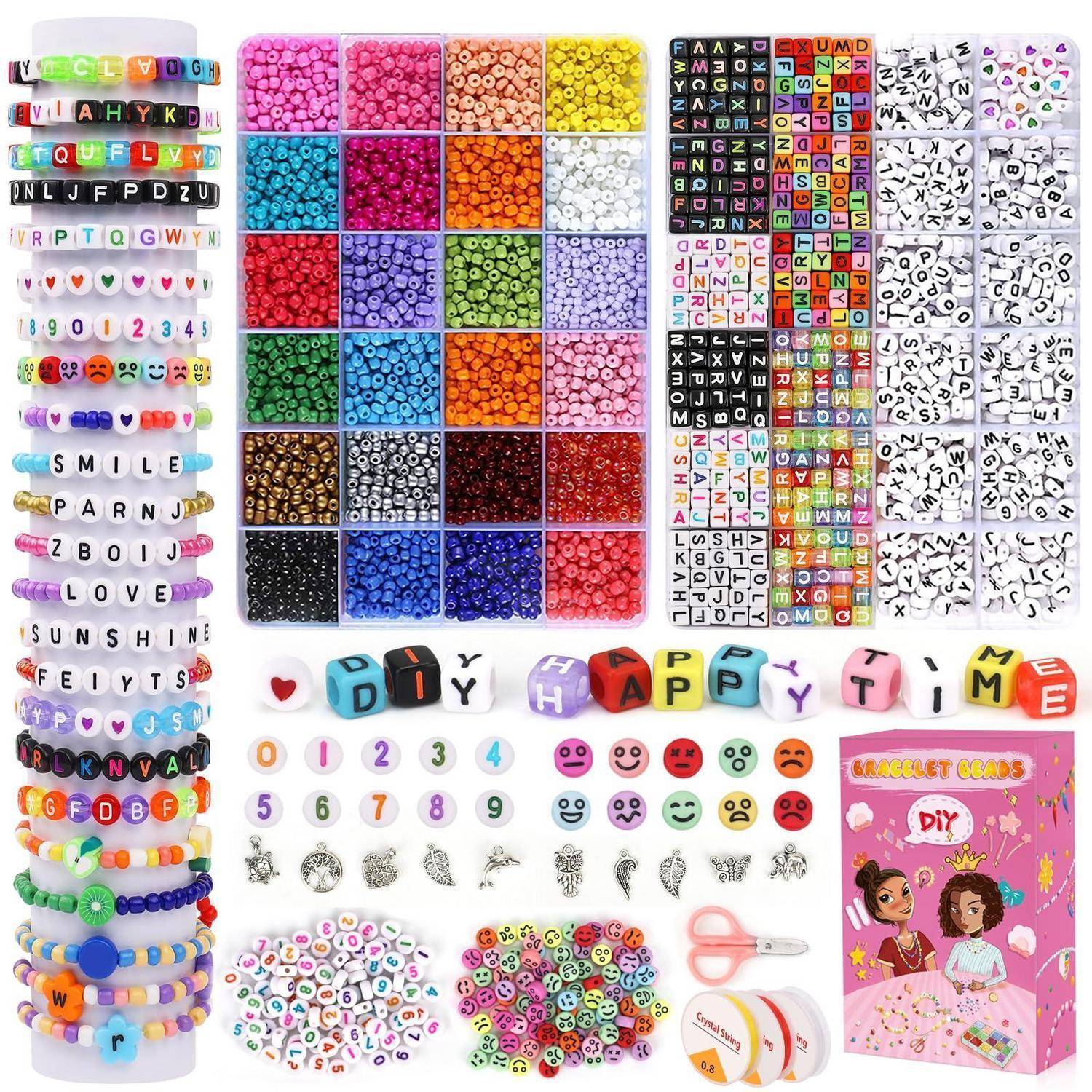 Collage von DIY-Perlen- und Bastelbedarf: Alphabet-, Zahlen-, Smiley- und Emoji-Perlen; farbenfrohe Perlen in Tabletts; Armbänder, Anhänger, Schere, Faden und eine „DIY