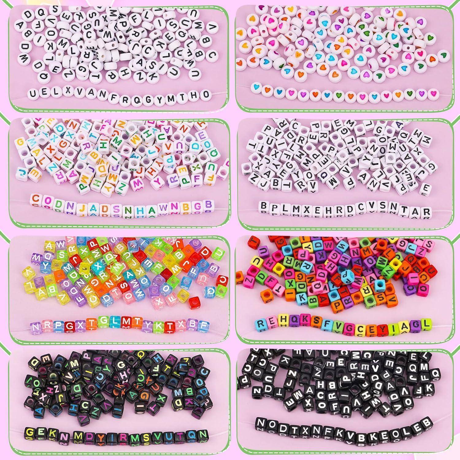 Acht Panels zeigen assortierte Buchstabenerlen und Charms in verschiedenen Farben und Stilen, einschließlich Herzen und Alphabet-Würfeln, angeordnet auf rosa Tabletts.