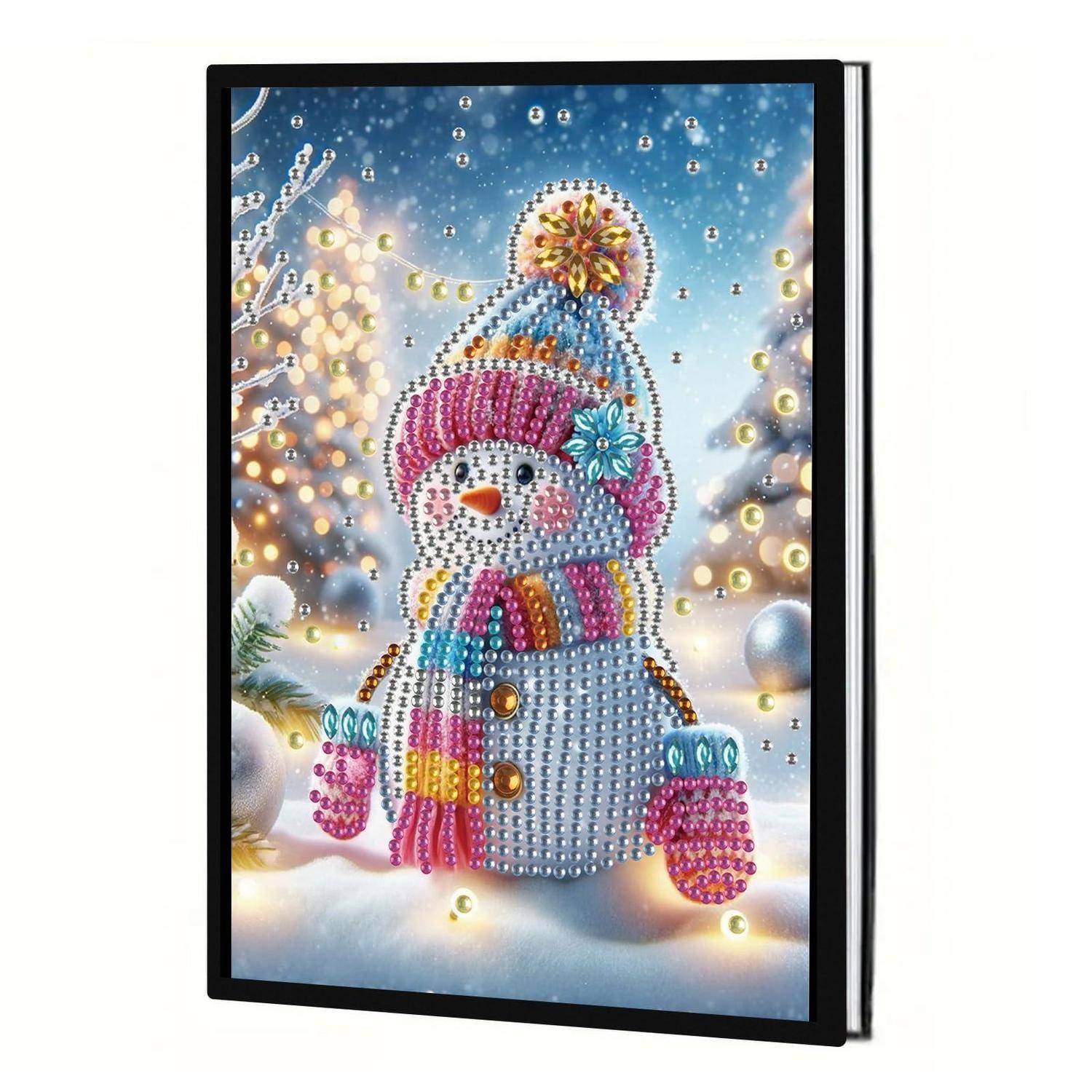 Diamant-Malerei eines Schneemanns mit Hut, Schal und Fäustlingen vor einem verschneiten Winterhintergrund mit leuchtenden Lichtern.