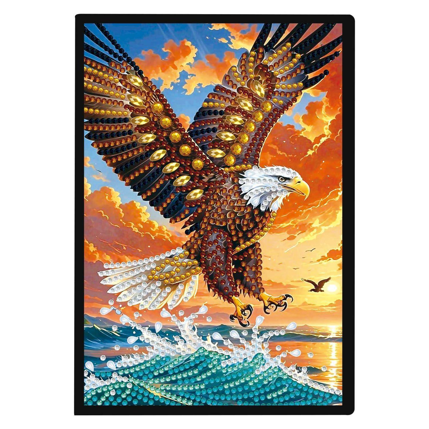 Ein geschmückter Adler erhebt sich aus Ozeanwellen bei Sonnenuntergang, die Flügel weit ausgebreitet über einem leuchtenden Meer und orangefarbenem Himmel.
