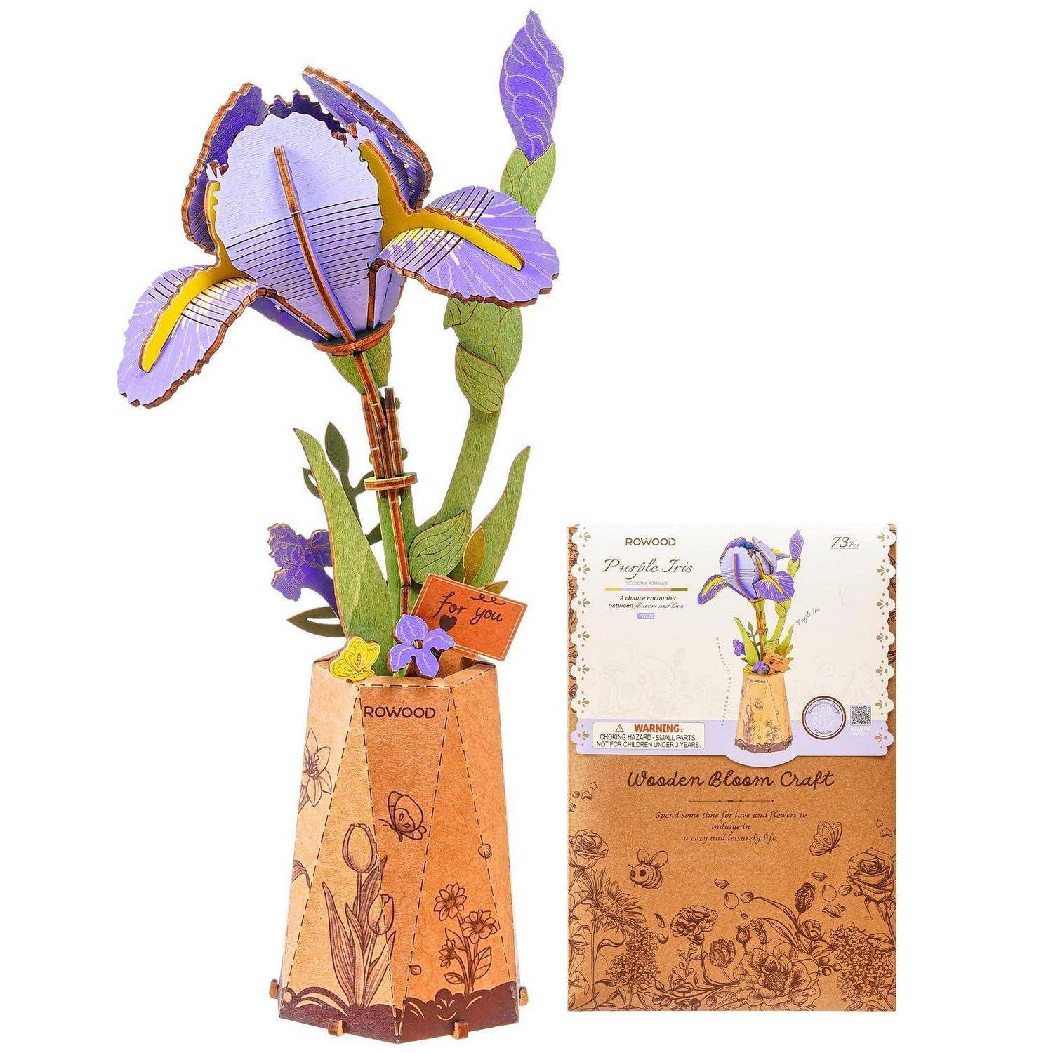 Holz-Bastelset zur Blumengestaltung mit purpurner Iris und Geschenkboxverpackung, das neben dem zusammengestellten Strauß gezeigt wird.