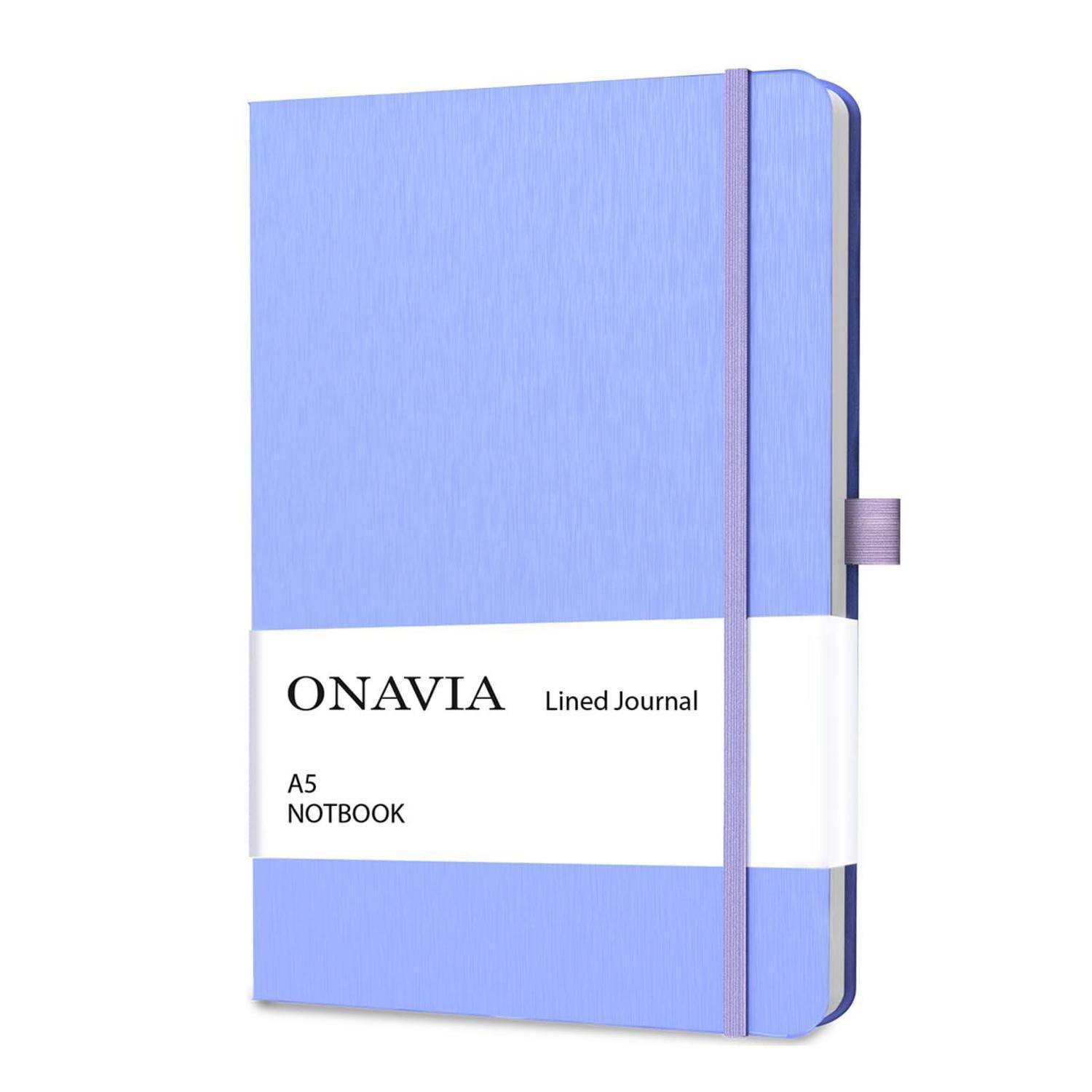 Hellblaues A5-Notizbuch mit Linien, Gummiband und weißem Etikett mit der Aufschrift „ONAVIA Lined Journal
