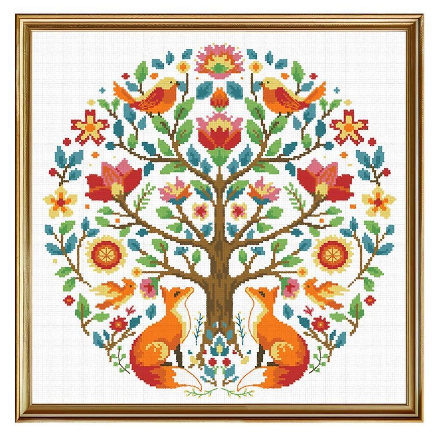Gerahmte bunte Volkskunst-Stickerei eines Lebensbaums mit Vögeln, Blumen und zwei sich gegenüberstehenden Füchsen auf weißem Hintergrund.