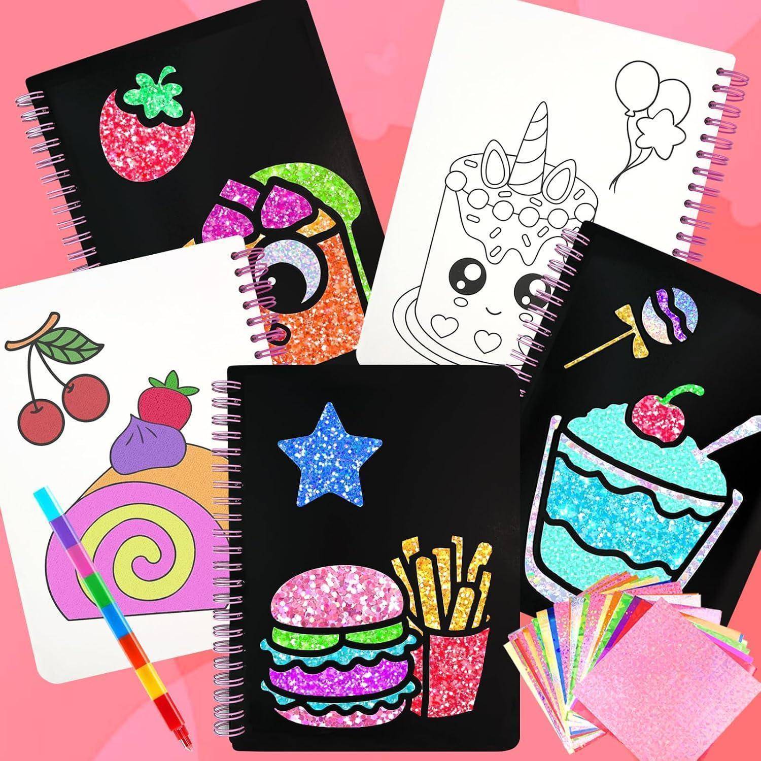 Collage aus Spiralblöcken mit bunten Glitzer-Aufkleber-Kunstdesigns: Früchte, Desserts, ein Einhorn, Luftballons und eine Regenbogenspirale auf rosafarbenem Hintergrund.
