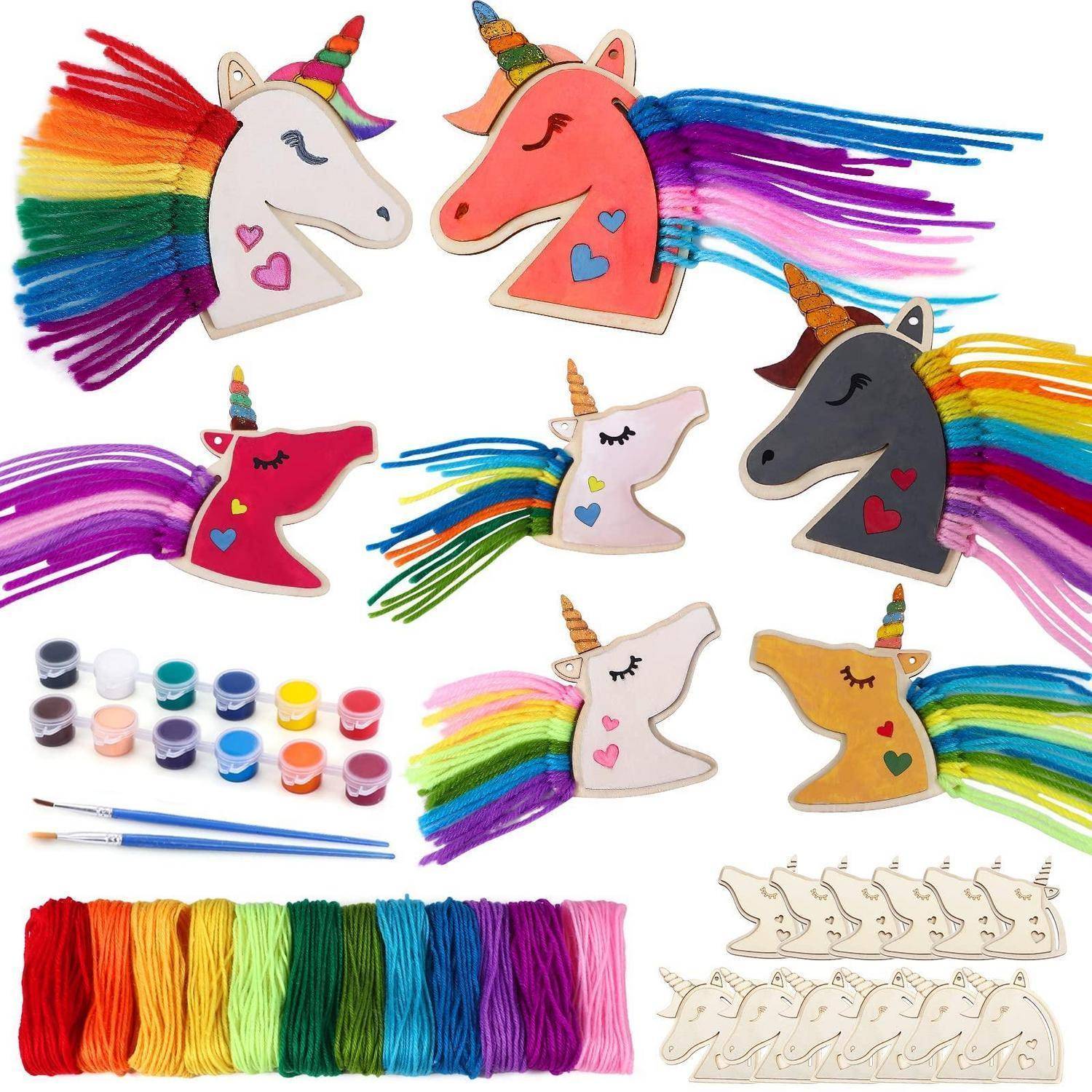 Bunte Einhorn-Bastelelemente mit Regenbogengarn, Farbdosen, Pinseln und leeren Ausschnitten, die ein vollendetes dekoratives DIY-Projekt zeigen.